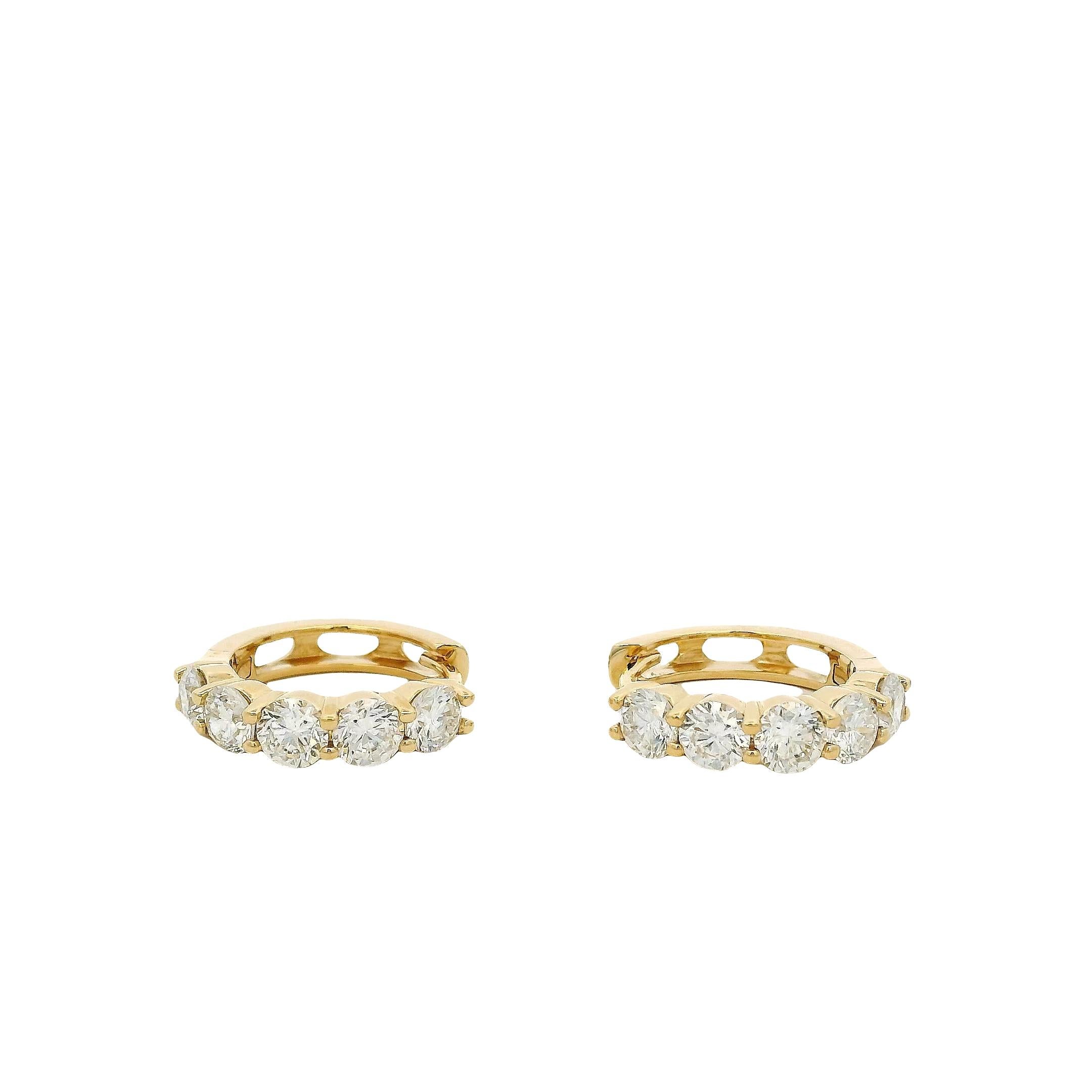 Boucles d'oreilles Huggie en or jaune 18k avec 1,97ctw de diamant en vente 3