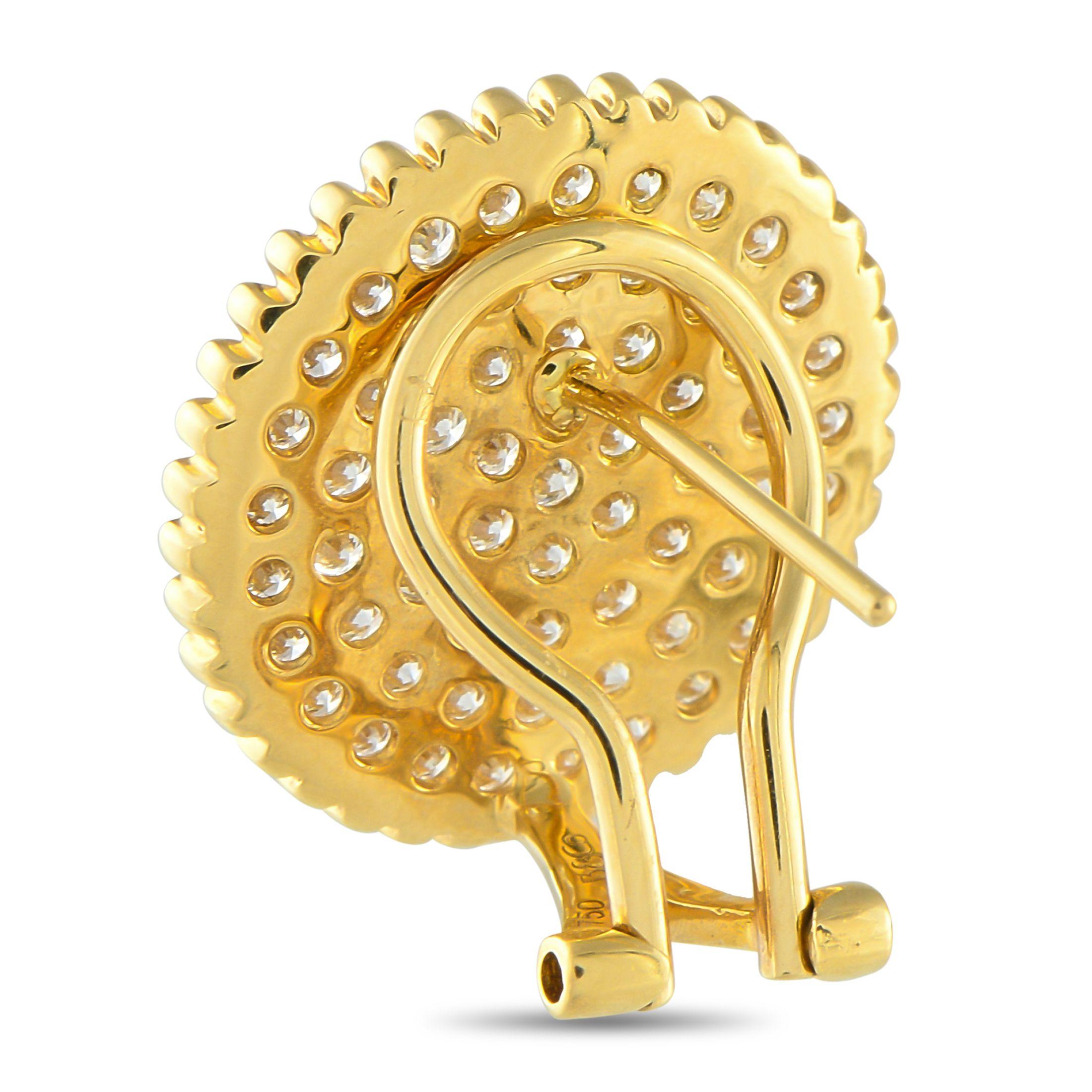 I diamanti incastonati, per un peso totale di 1,98 carati, permettono a questi orecchini di catturare la luce senza sforzo. Le splendide incastonature in oro giallo 18 carati includono anche perline lungo il perimetro del disegno per un maggiore