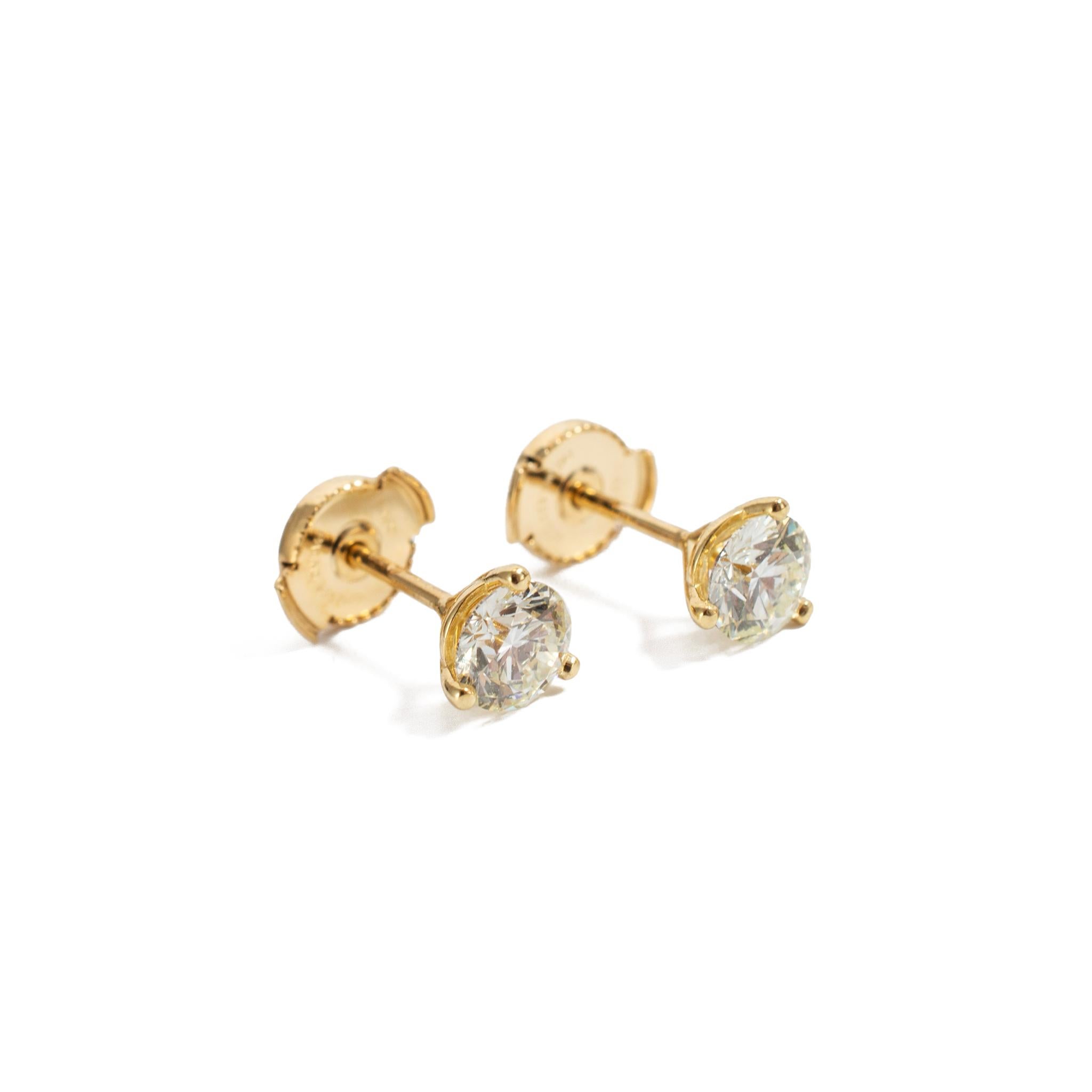 Genre : Mesdames

Type de métal : Or jaune 18K

Diamètre : 6,00 mm

Poids : 1.52 grammes

Une paire de boucles d'oreilles en or jaune 18 carats avec diamants et système de fermeture de boucle d'oreille. Gravé avec 
