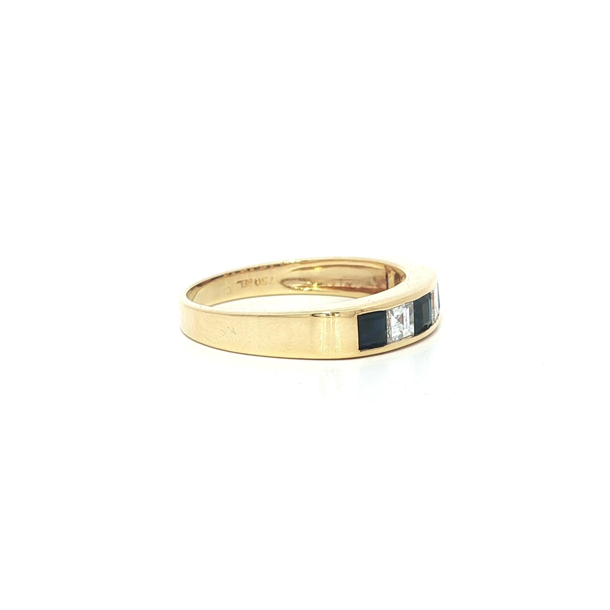 Taille carrée Bague en or jaune 18k 1ctw Alternating Square Step Channel Sapphire Diamond Band Ring en vente