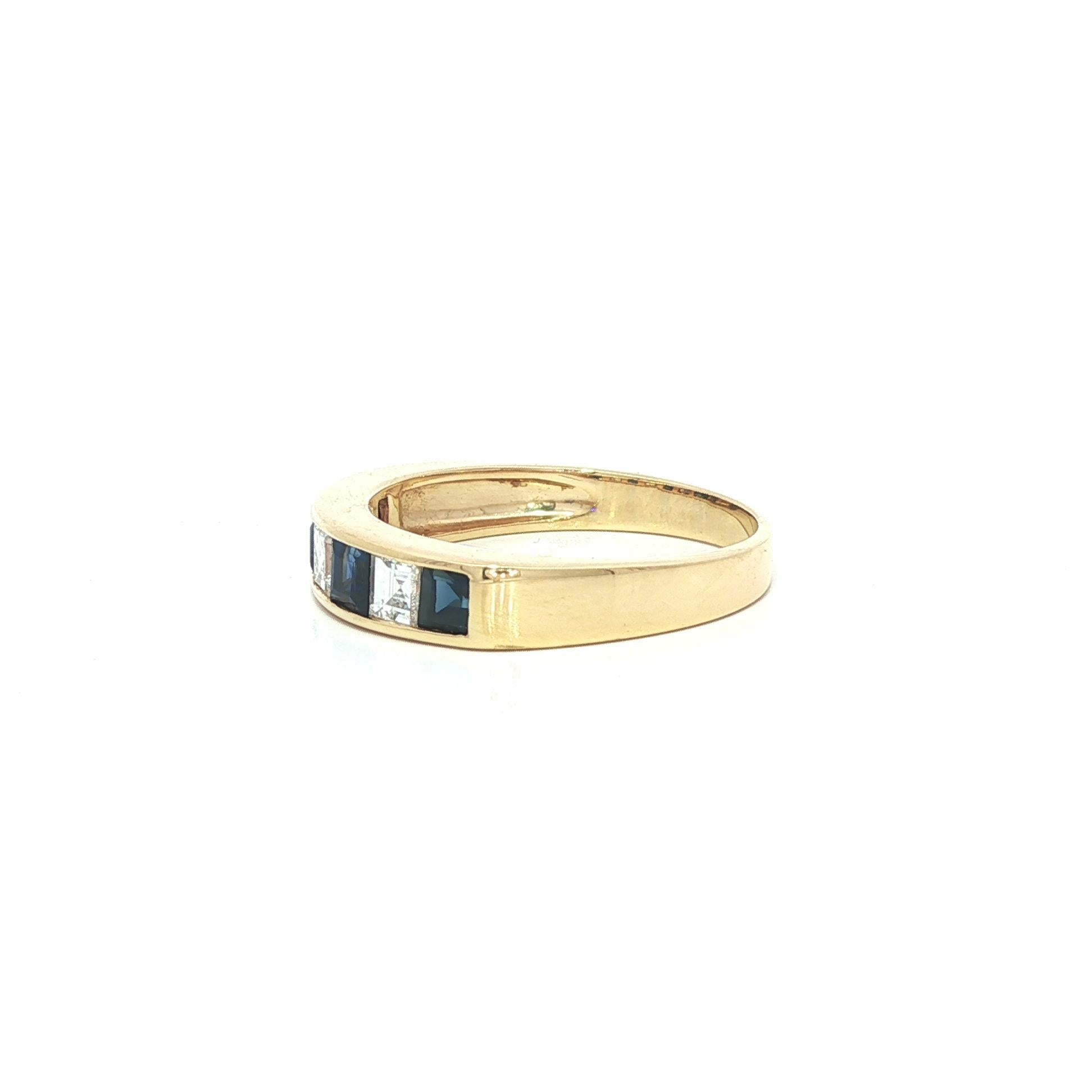 Bague en or jaune 18k 1ctw Alternating Square Step Channel Sapphire Diamond Band Ring en vente 1