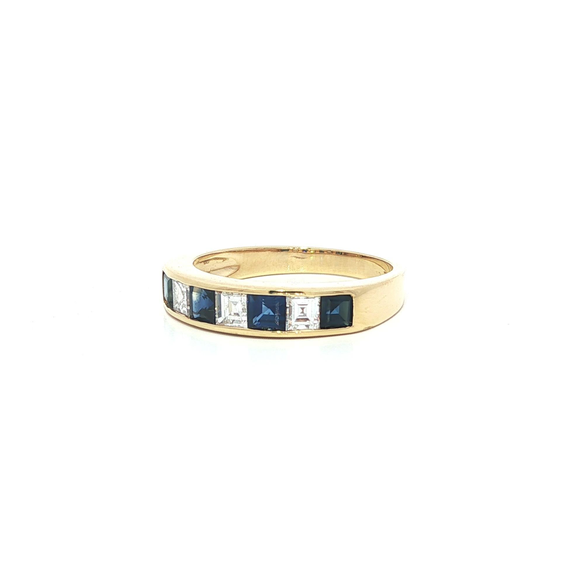 Bague en or jaune 18k 1ctw Alternating Square Step Channel Sapphire Diamond Band Ring en vente 2