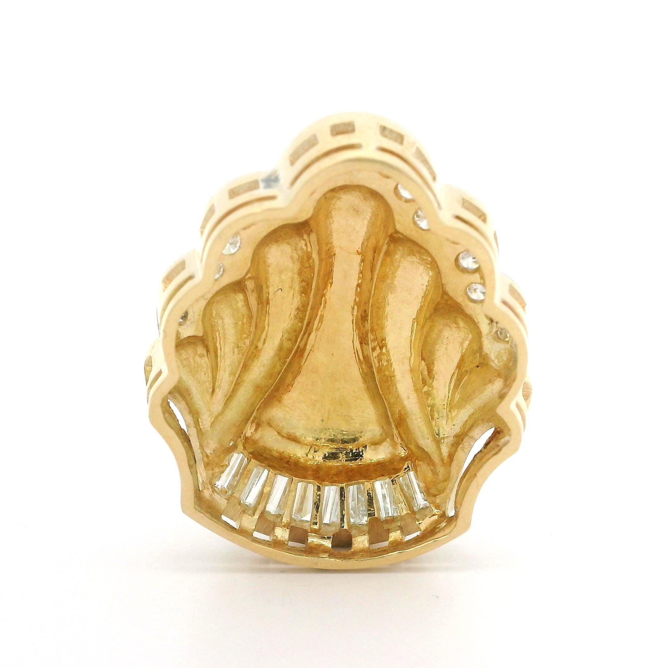 --Pierre(s) :...
(29) Diamants naturels authentiques - 12 tailles baguette et 17 tailles rondes brillantes - sertis en canal et en pavé - couleur flamboyante G-J - pureté VS1/VS2
Poids total en carats : 1,00 (environ)

MATERIAL : Or jaune 18k