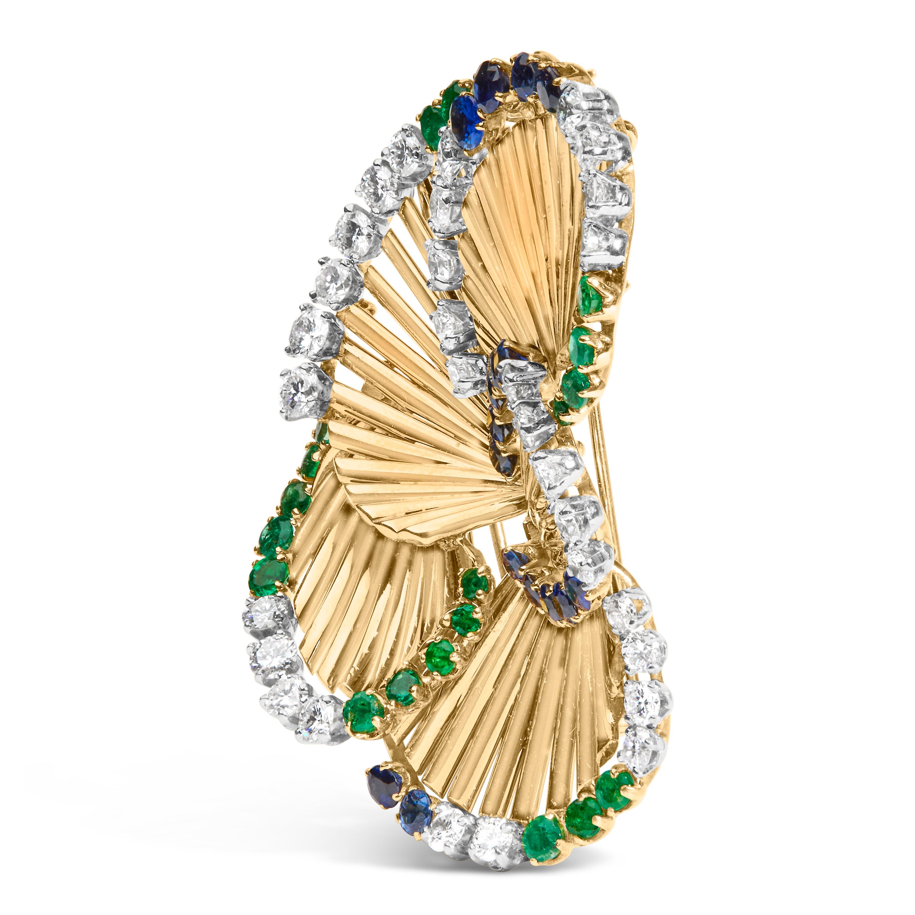Emanate an aura of elegance and sophistication with this stunning 18K yellow gold brooch, meticulously crafted to mimic the delicate form of sculpted petals. This exquisite piece interlaces the gleam of ribbed spokes of yellow gold with the opulent