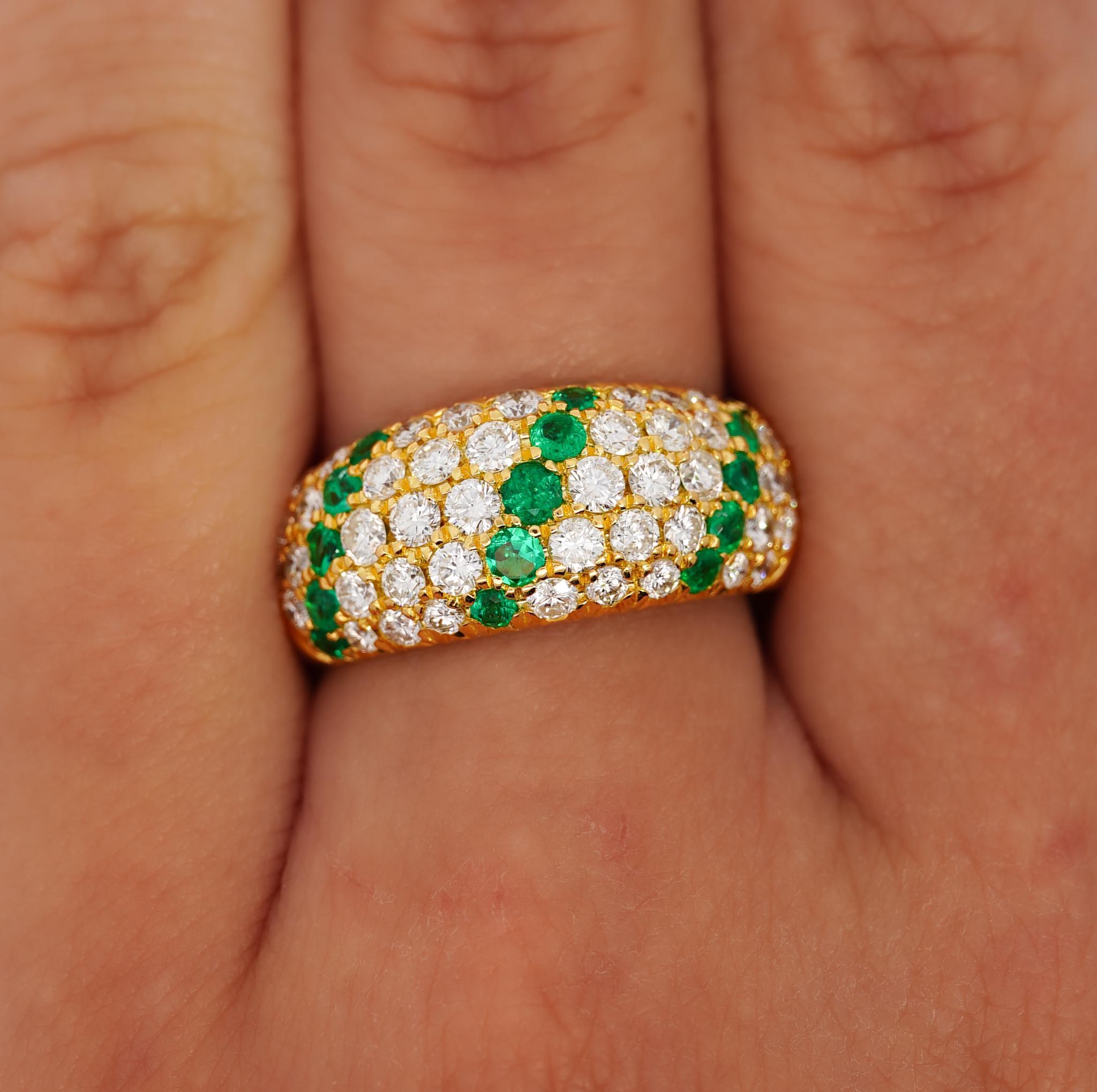Cet article est fabriqué sur commande. Les poids en carats, les poids en grammes et les mesures peuvent varier légèrement.

Contactez-nous pour personnaliser ce produit à votre goût et à votre taille.

Cette bague audacieuse et élégante est ornée