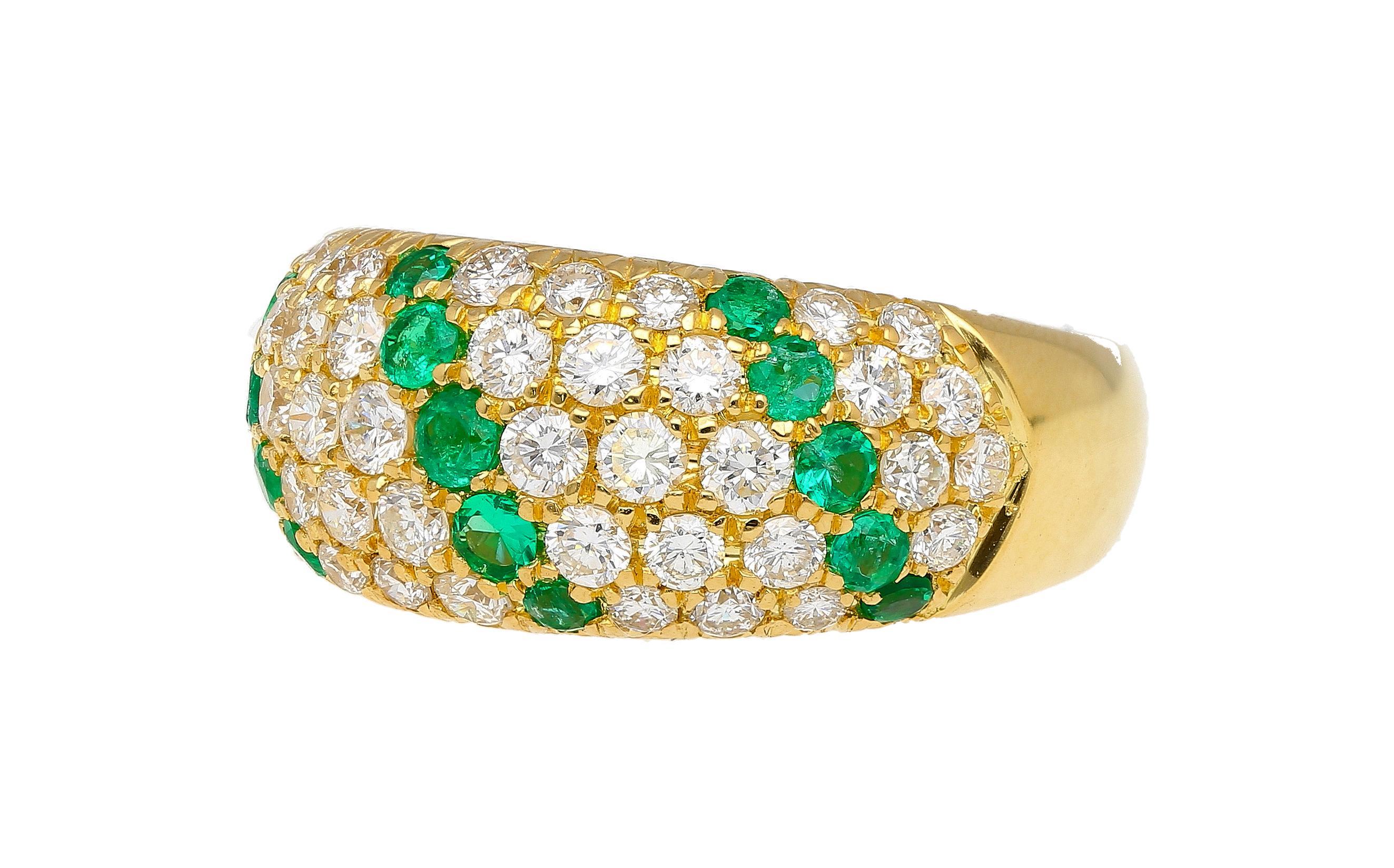 Taille ronde Bague en or jaune 18K avec émeraude et diamant de 2 carats en vente