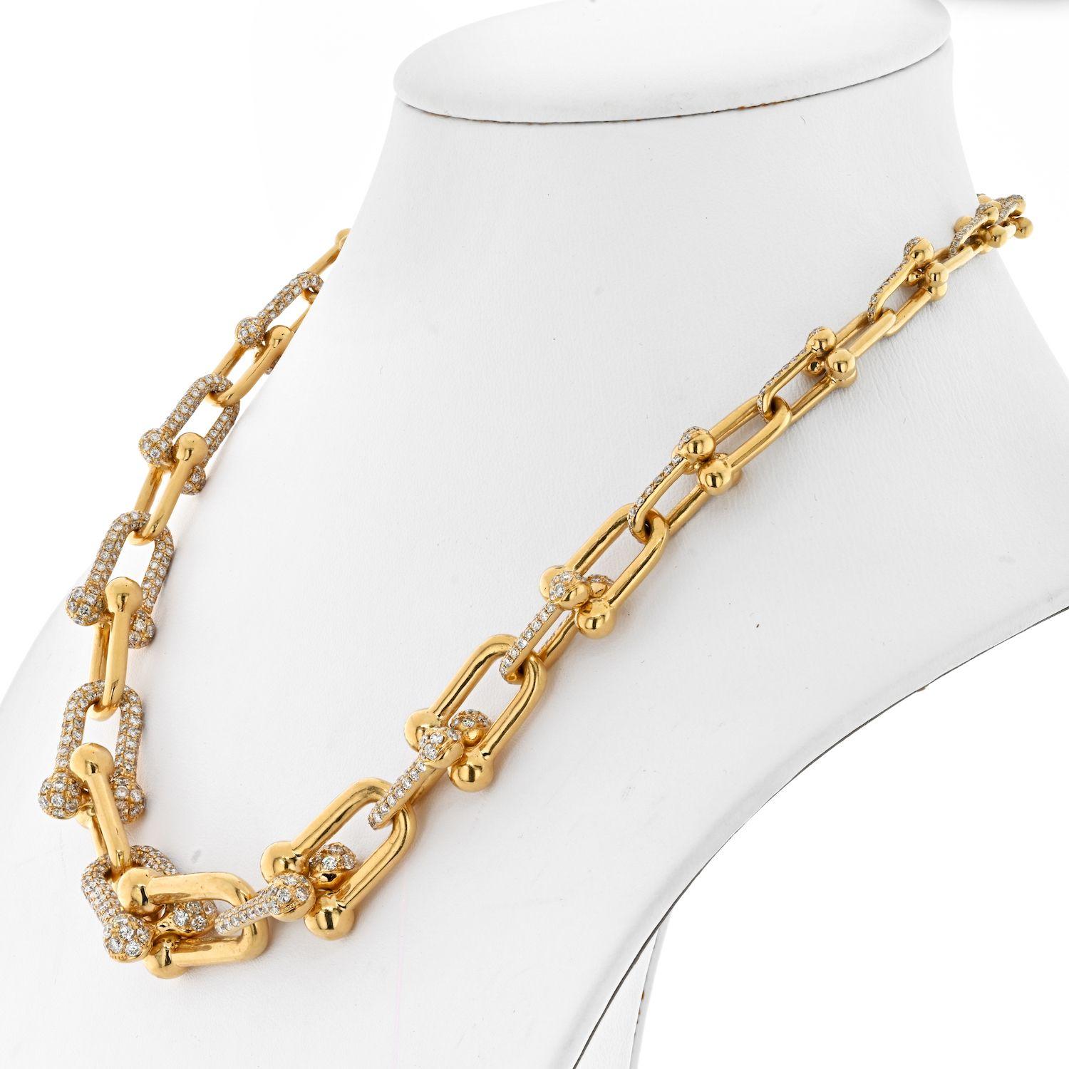 Dies ist eine unsignierte Diamant-Halskette aus 18 Karat Gelbgold. 
Sie ist elegant und subversiv und fängt den Geist der Frauen von New York City ein. Auffällige Pavé-Diamanten akzentuieren die kühnen Glieder dieser Halskette mit abgestuften