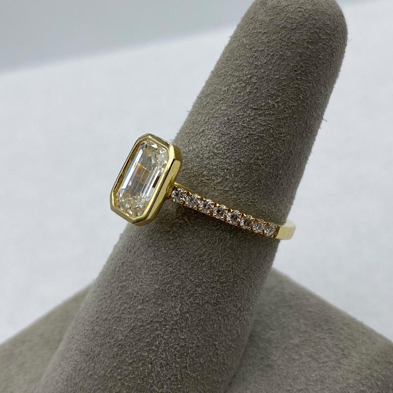 Women's 18K Yellow Gold 2.00ct Emerald Bezel Set Engagement Ring