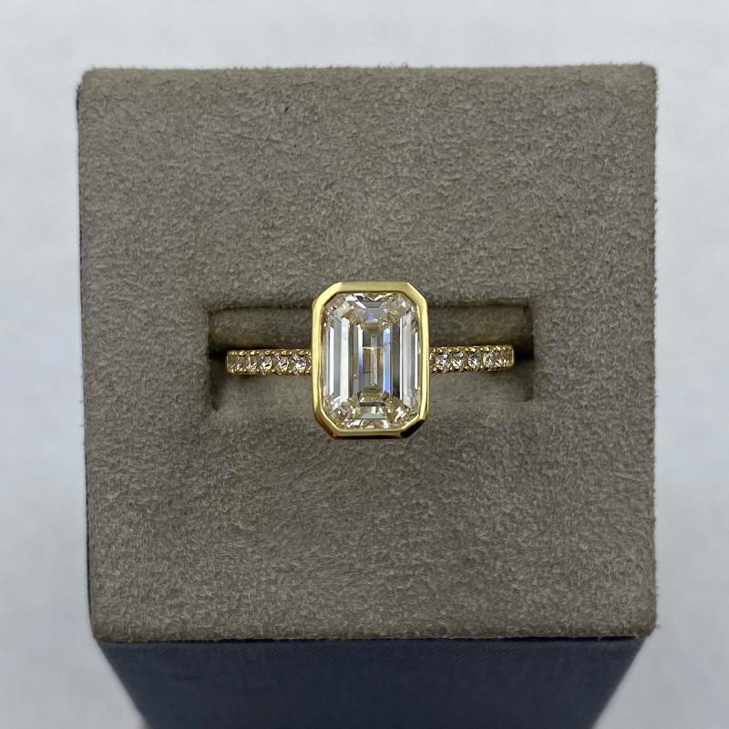 18K Yellow Gold 2.00ct Emerald Bezel Set Engagement Ring 1
