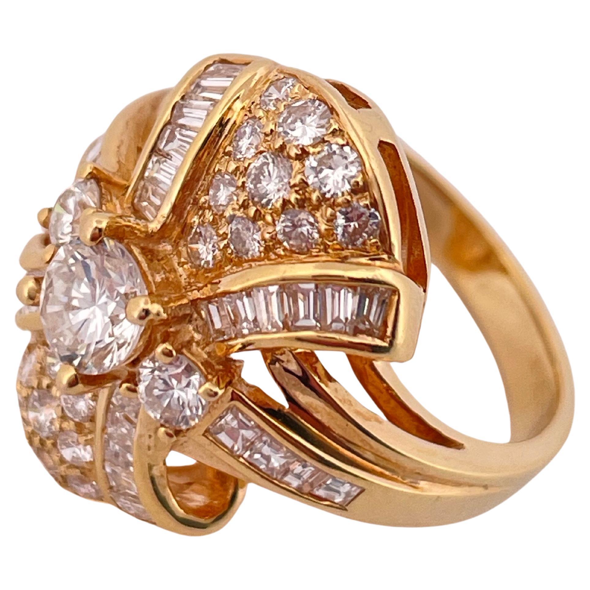 Cette magnifique bague en or jaune 18 carats présente un design audacieux et élégant orné d'environ 2,00 carats de diamants fins. En son centre, un brillant diamant de taille ronde capte le regard, rayonnant d'un éclat exceptionnel. La pierre focale