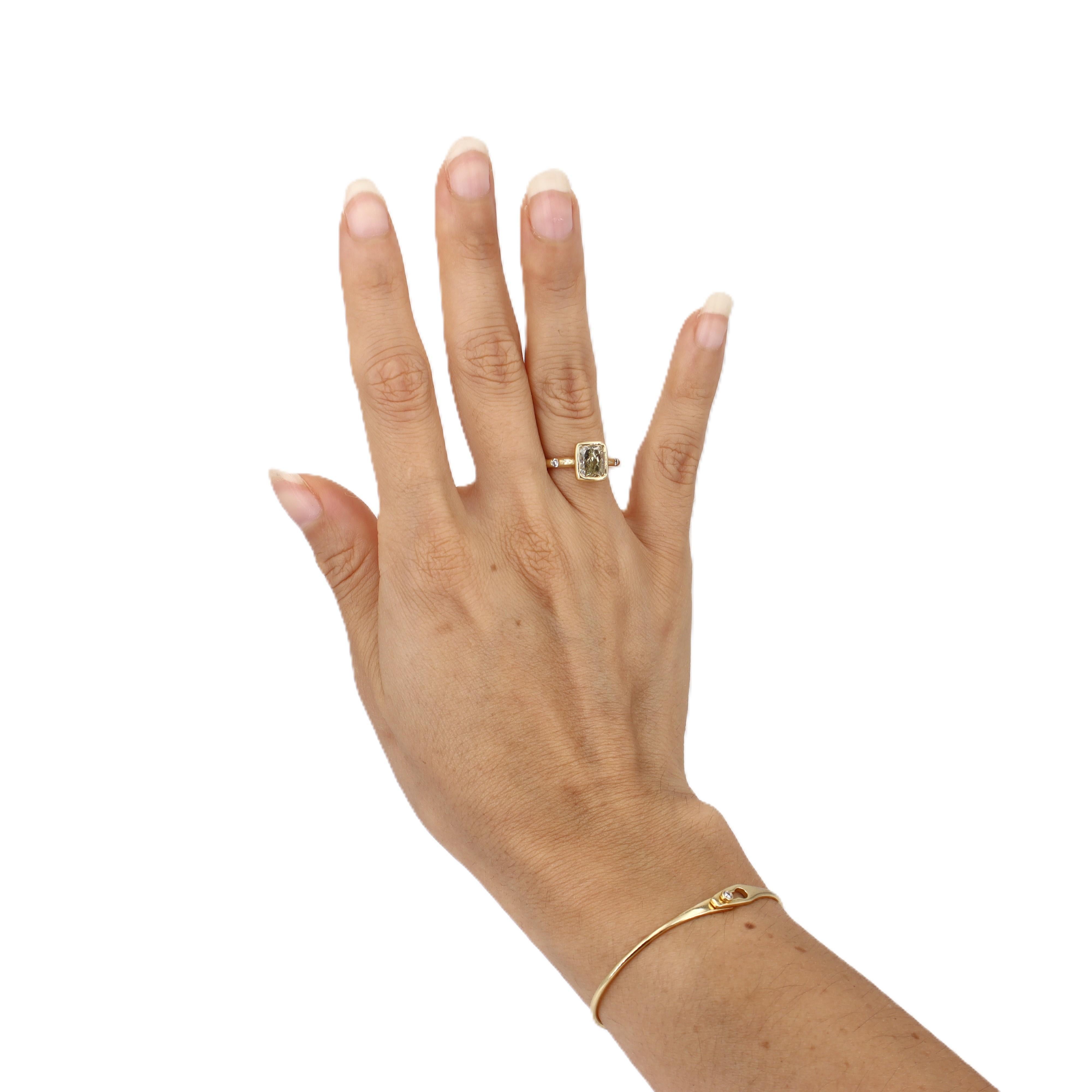 Este impresionante anillo contemporáneo exhibe la rara belleza de los diamantes naturales de color fantasía, elaborado en rico oro amarillo de 18 quilates y con un magnífico diamante amarillo pardusco fantasía de 2,01 quilates como cautivadora pieza