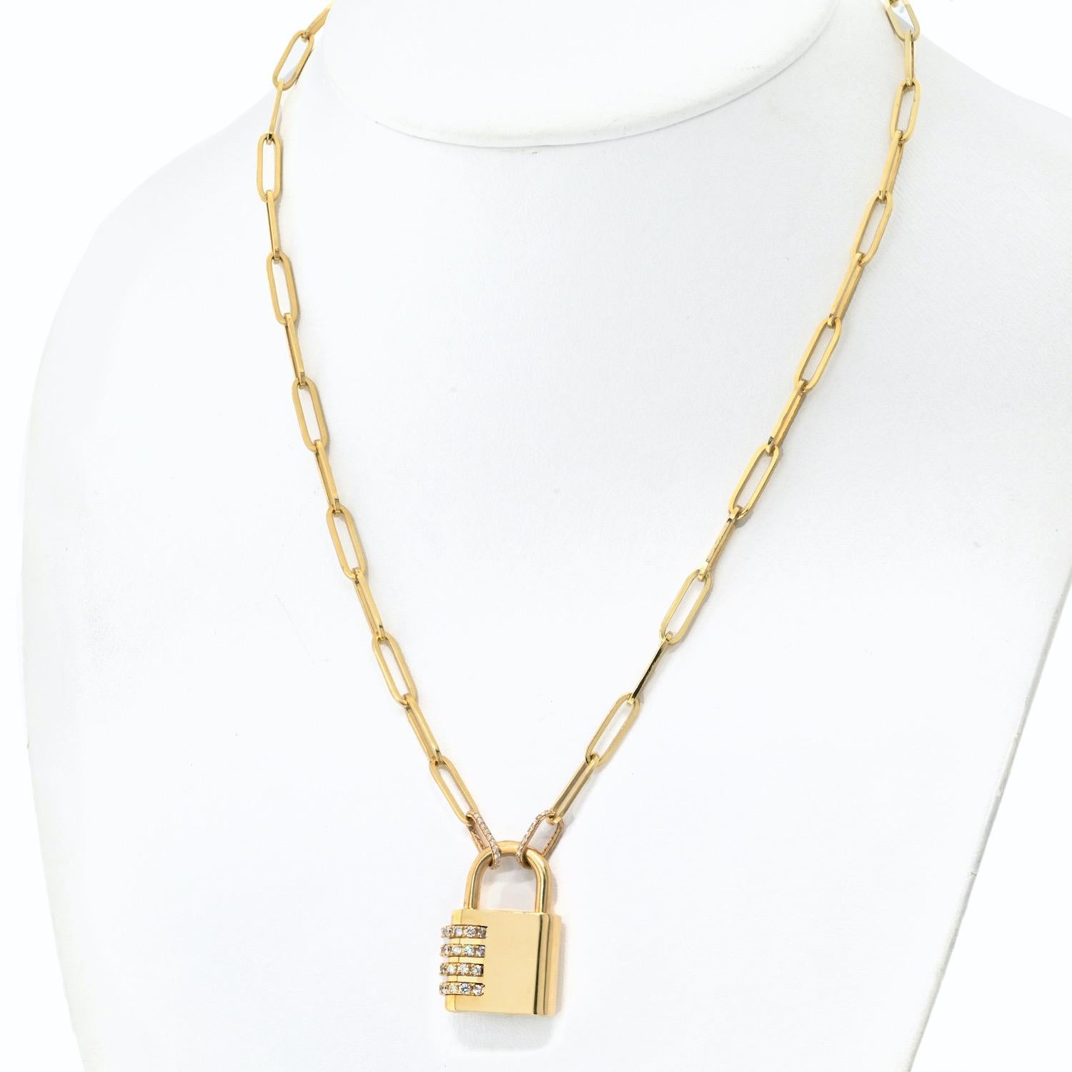 Un superbe collier pendentif serrure en or jaune 18 carats à diamants, une pièce qui respire l'élégance et la sophistication. Ce collier exquis est doté d'une délicate chaîne en forme de trombone, mesurant 16 pouces, qui complète parfaitement le