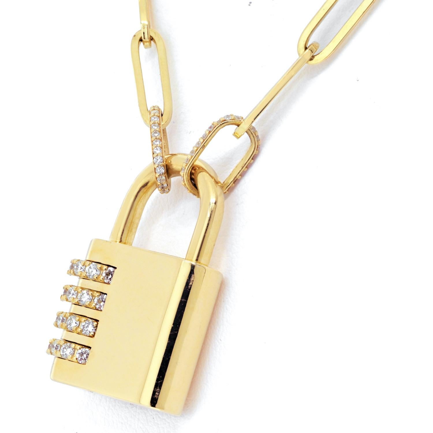 Taille ronde Collier à pendentif cadenas en or jaune 18 carats avec diamants de 2,08 carats en vente