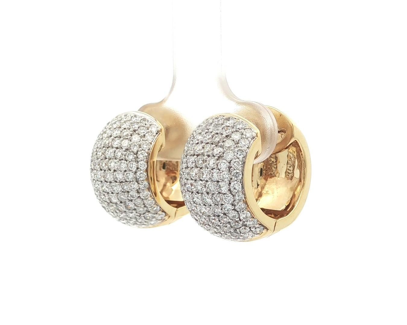Orecchini Huggie a cerchio largo in oro giallo 18k con diamanti a pavé brillanti da 2,08 ct. in vendita 5