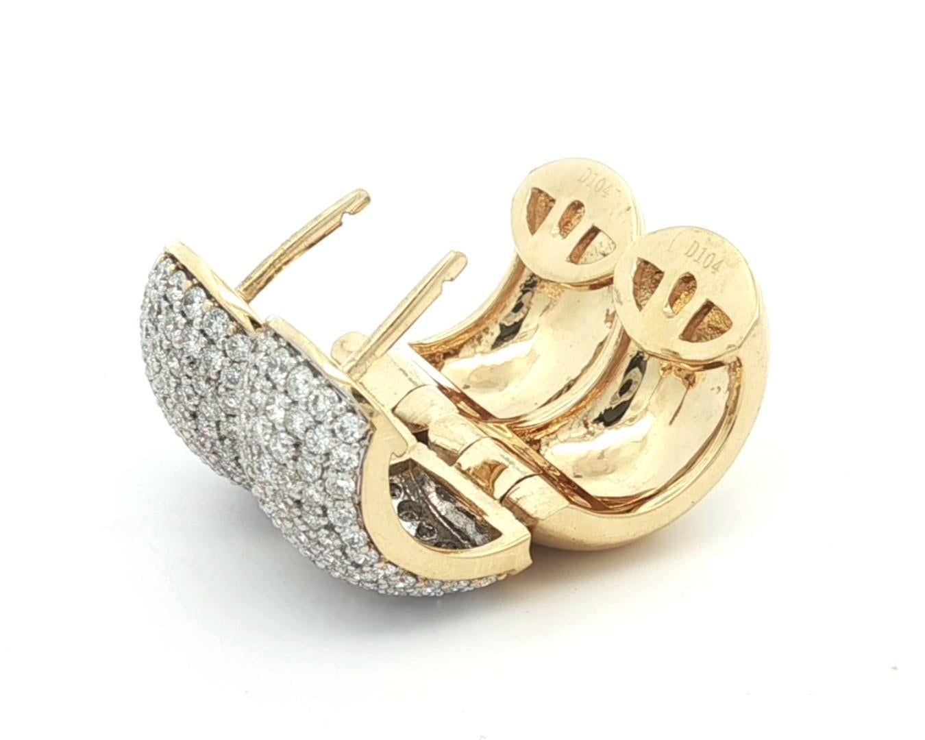 Orecchini Huggie a cerchio largo in oro giallo 18k con diamanti a pavé brillanti da 2,08 ct. in vendita 7