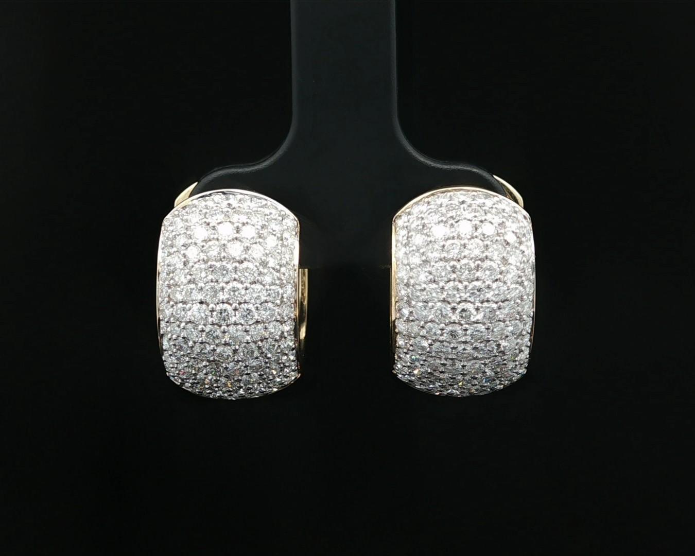 Orecchini Huggie a cerchio largo in oro giallo 18k con diamanti a pavé brillanti da 2,08 ct. in vendita 9