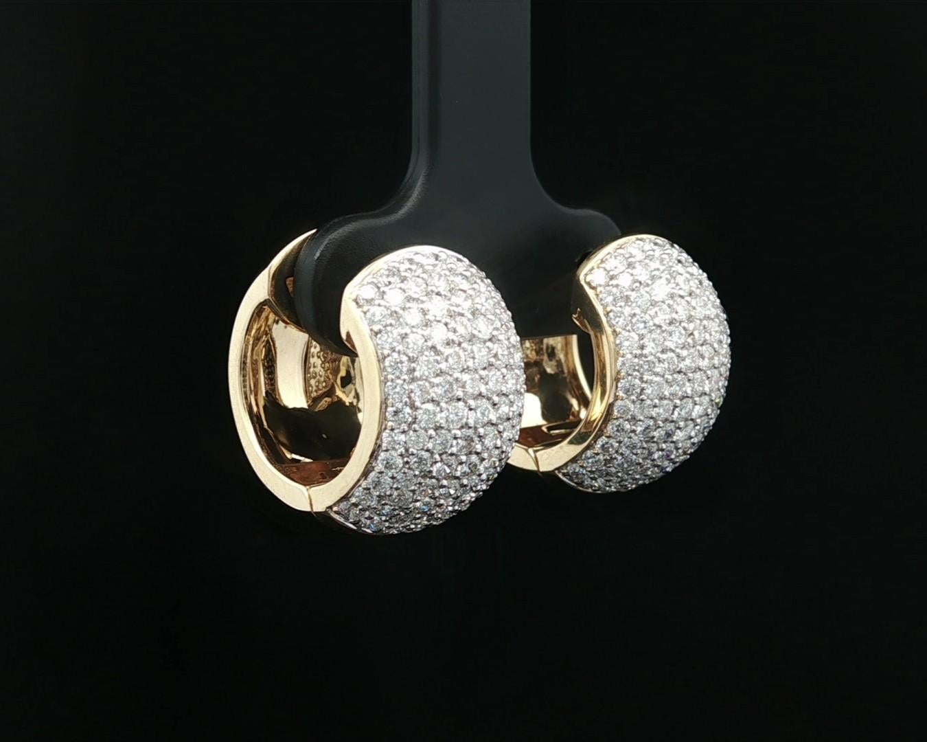 Orecchini Huggie a cerchio largo in oro giallo 18k con diamanti a pavé brillanti da 2,08 ct. in vendita 10