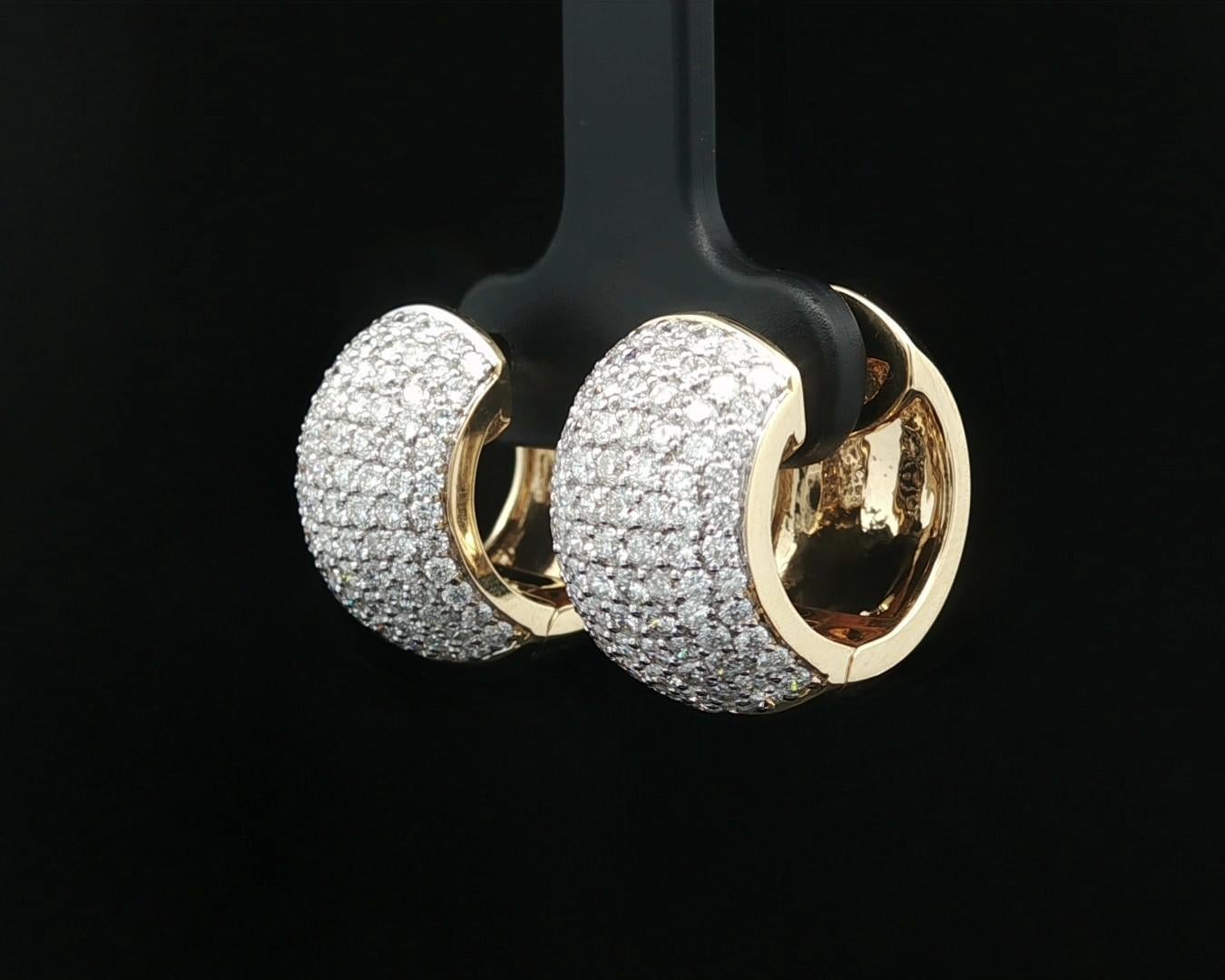 Orecchini Huggie a cerchio largo in oro giallo 18k con diamanti a pavé brillanti da 2,08 ct. in vendita 11