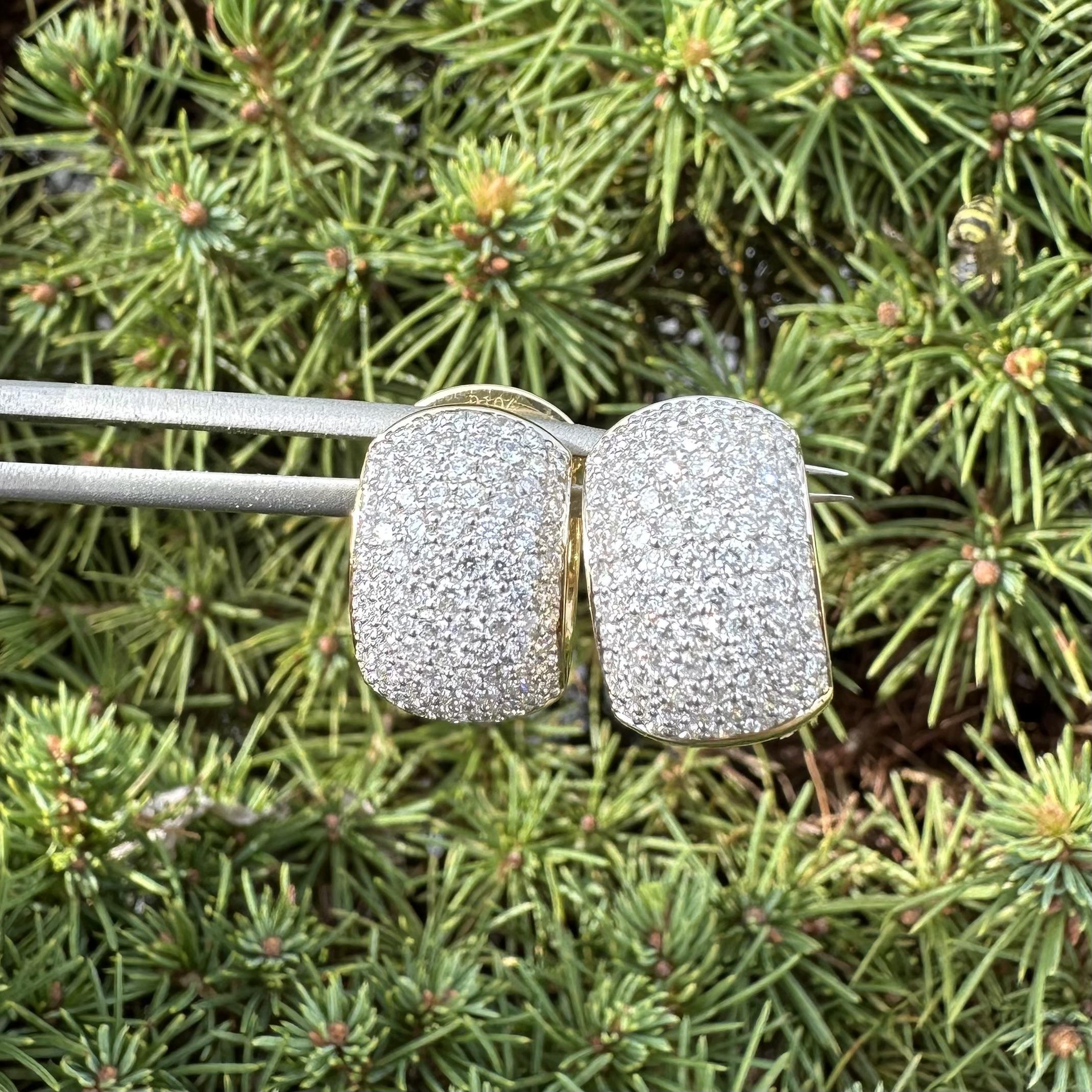 -A. Stone
Numerosi diamanti naturali autentici - taglio rotondo a brillante - incastonati - bellissimi diamanti bianchi a brillante - 2,08ctw (esatto)

Materiale: Oro giallo massiccio 18k
Peso: 15,51 grammi
Fondello: Perni con chiusura a scatto (è