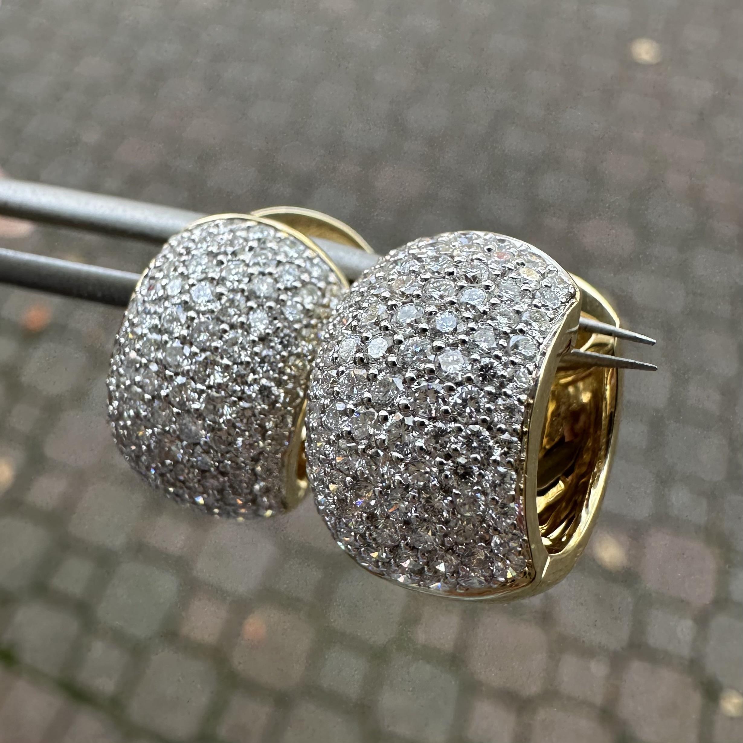 Taglio brillante Orecchini Huggie a cerchio largo in oro giallo 18k con diamanti a pavé brillanti da 2,08 ct. in vendita