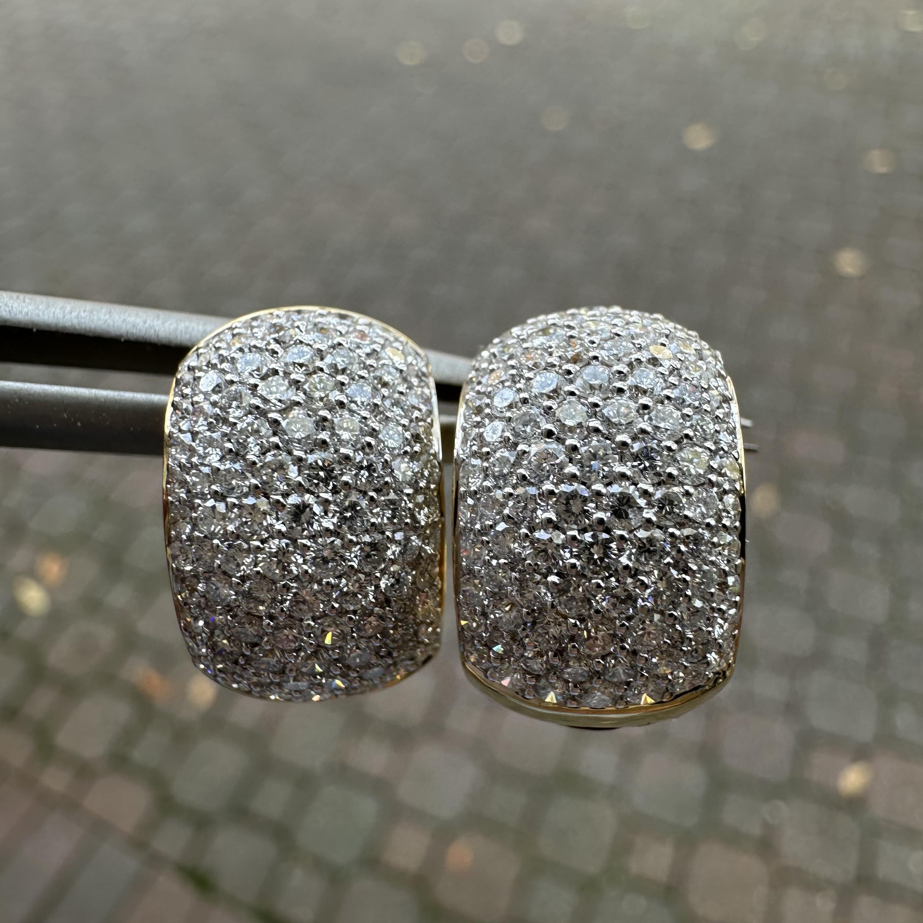 Orecchini Huggie a cerchio largo in oro giallo 18k con diamanti a pavé brillanti da 2,08 ct. In condizioni ottime in vendita a Montclair, NJ