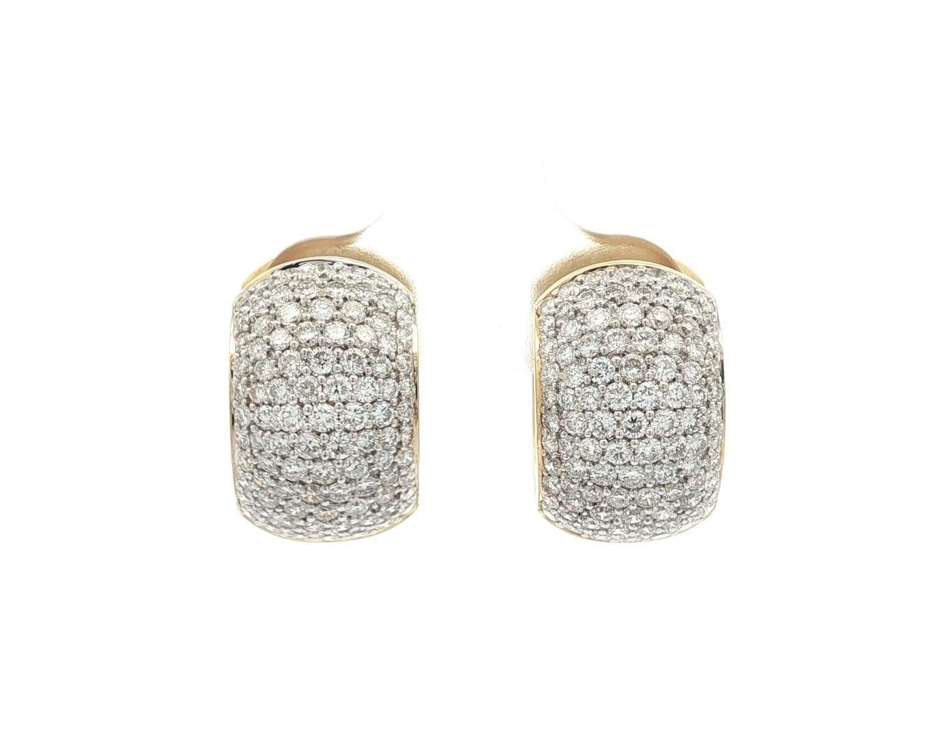 Donna Orecchini Huggie a cerchio largo in oro giallo 18k con diamanti a pavé brillanti da 2,08 ct. in vendita