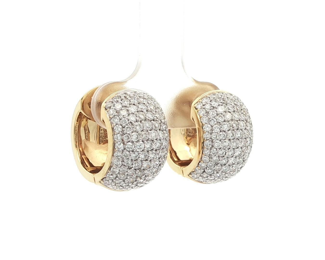Orecchini Huggie a cerchio largo in oro giallo 18k con diamanti a pavé brillanti da 2,08 ct. in vendita 1