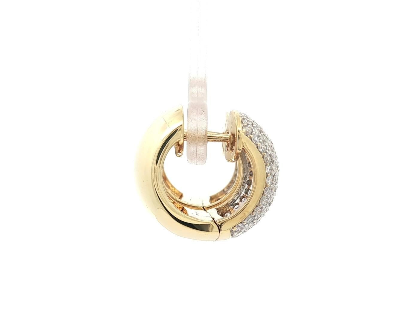Orecchini Huggie a cerchio largo in oro giallo 18k con diamanti a pavé brillanti da 2,08 ct. in vendita 2