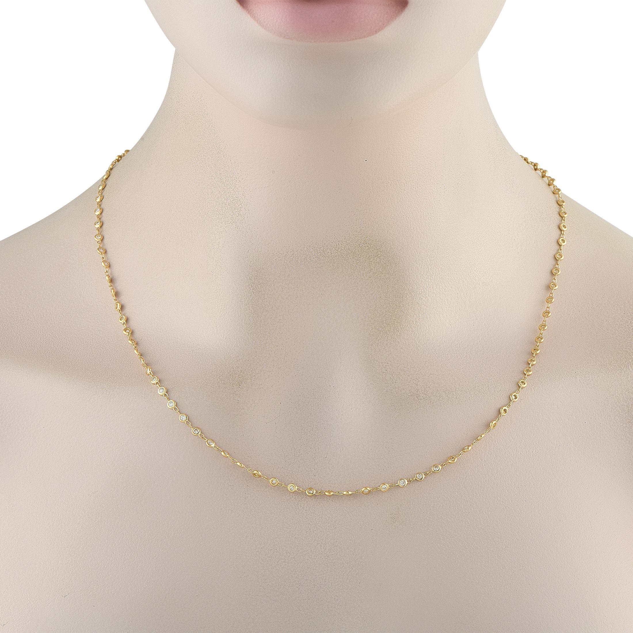 Este discreto collar resultará elegante tanto si se lleva solo como si se combina con otras piezas. Elaborado en oro amarillo de 18 quilates, su sencillo diseño cobra vida gracias a los diamantes engastados en bisel con un peso total de 2,0