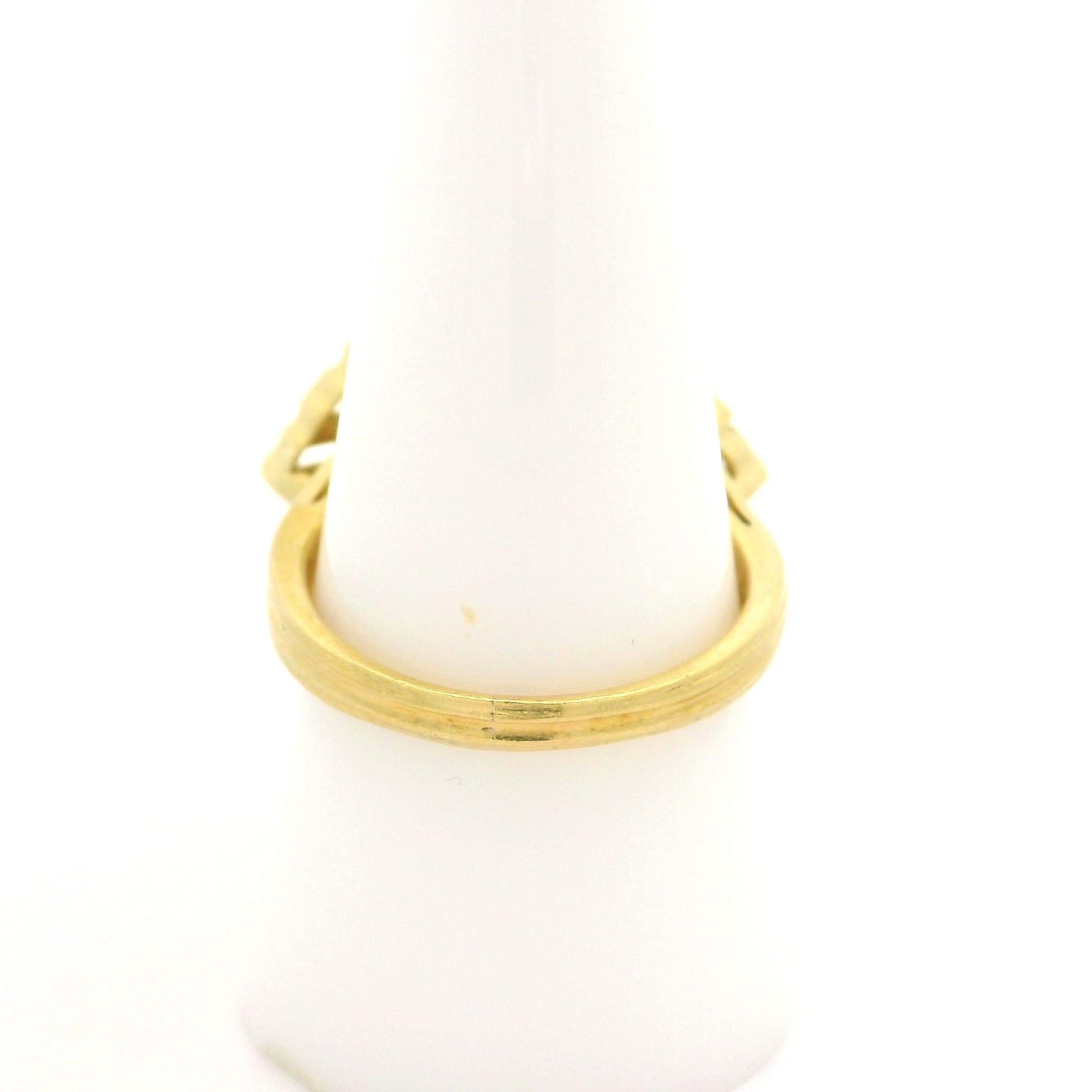 --Pietre: --
(5) Diamanti Nature autentici - taglio rotondo brillante - castone - colore G/H - purezza VS2/SI1 - 0,20ctw (circa)

Materiale: Oro giallo massiccio 18k
Peso: 14,66 grammi
Misura dell'anello: 9.5 (adattabile a un dito. Possiamo