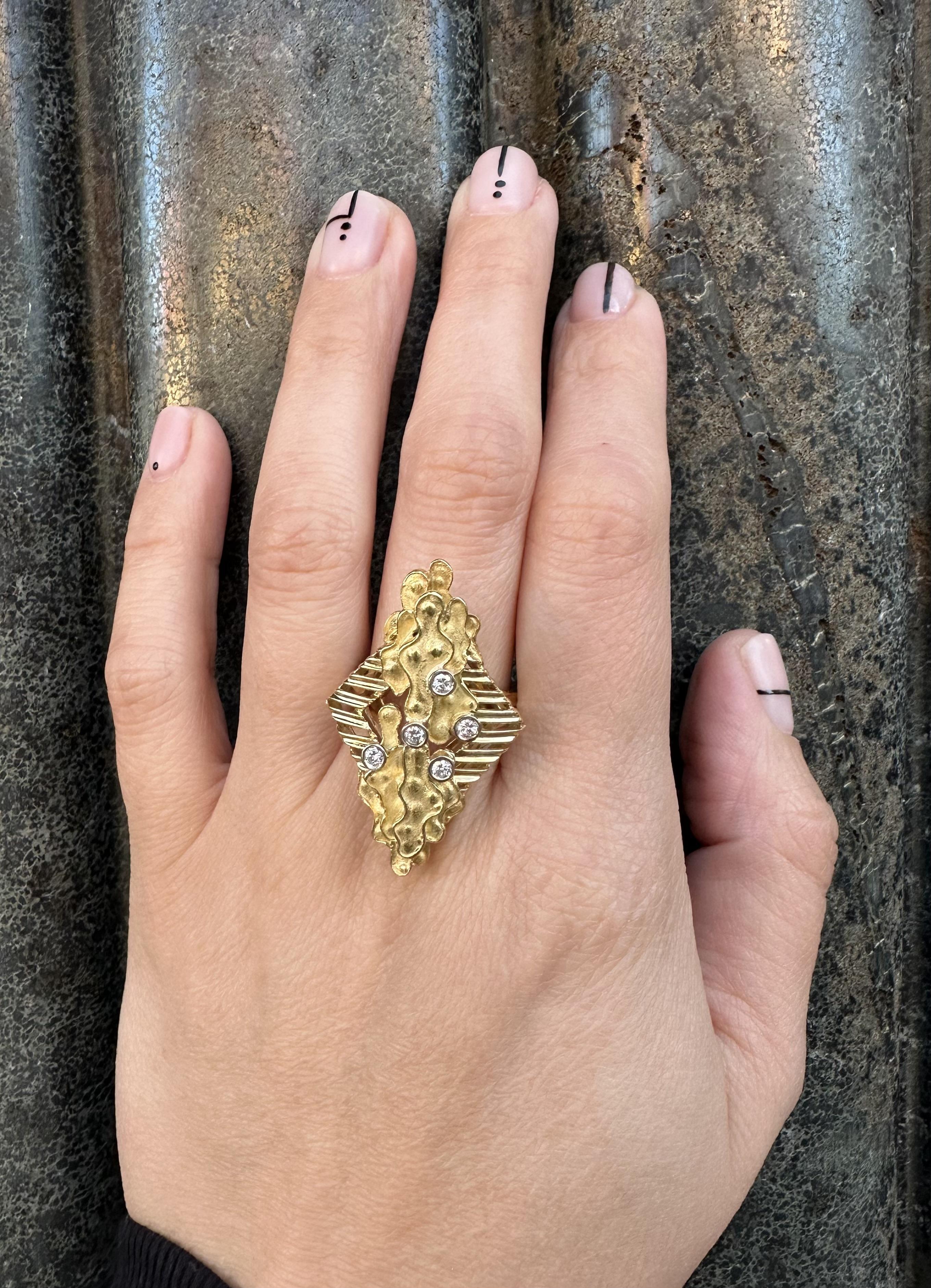 Donna Anello geometrico a strati in oro giallo 18k con diamante da 0,20 carati a doppia finitura e texture in vendita