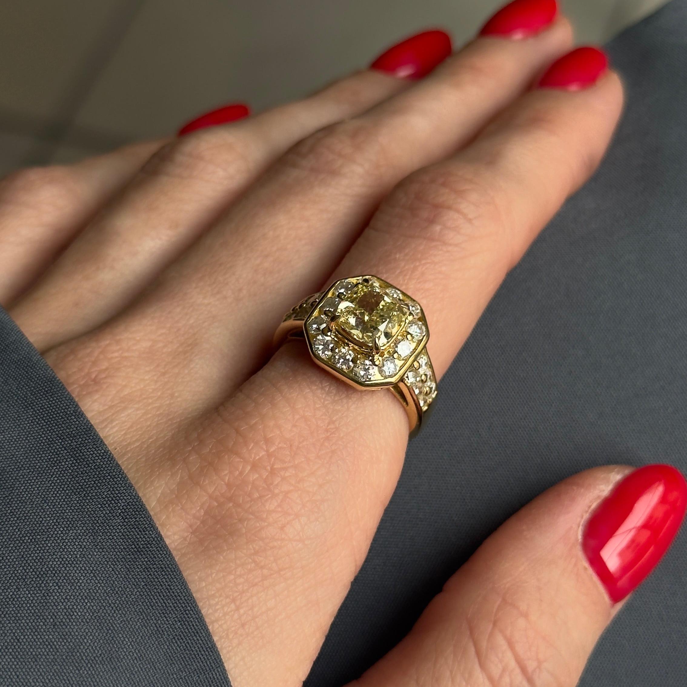Époque : Domaine moderne
Composition : Or jaune 18K 
Pierre principale : Un diamant coussin naturel
Poids en carats : Environ 2,10 carats
Couleur / Clarté : Jaune fantaisie / SI2
Pierre d'accentuation : Vingt-quatre diamants ronds et brillants
Poids