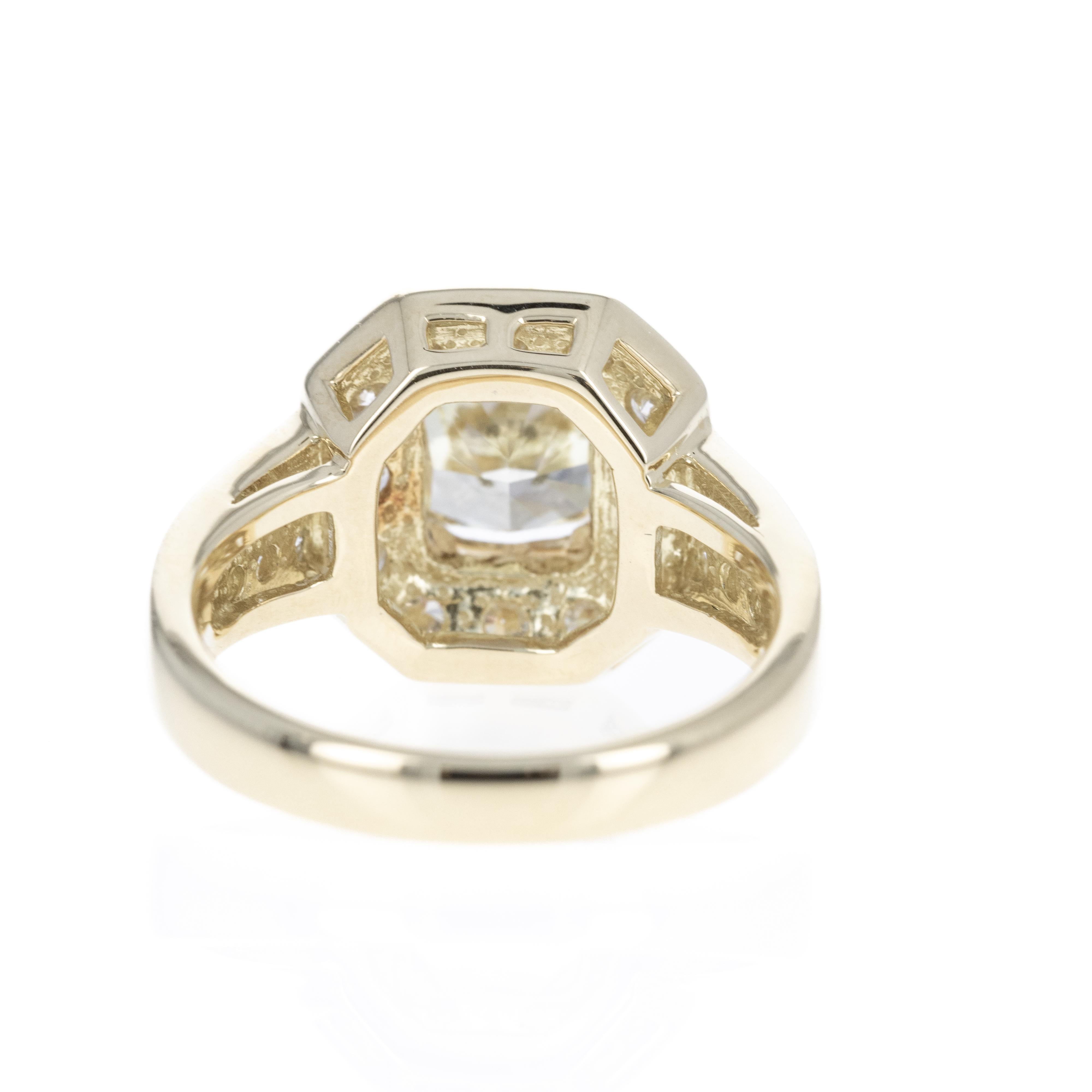 Bague halo fantaisie en or jaune 18 carats avec diamant jaune coussin de 2,10 carats Excellent état - En vente à Cape May, NJ