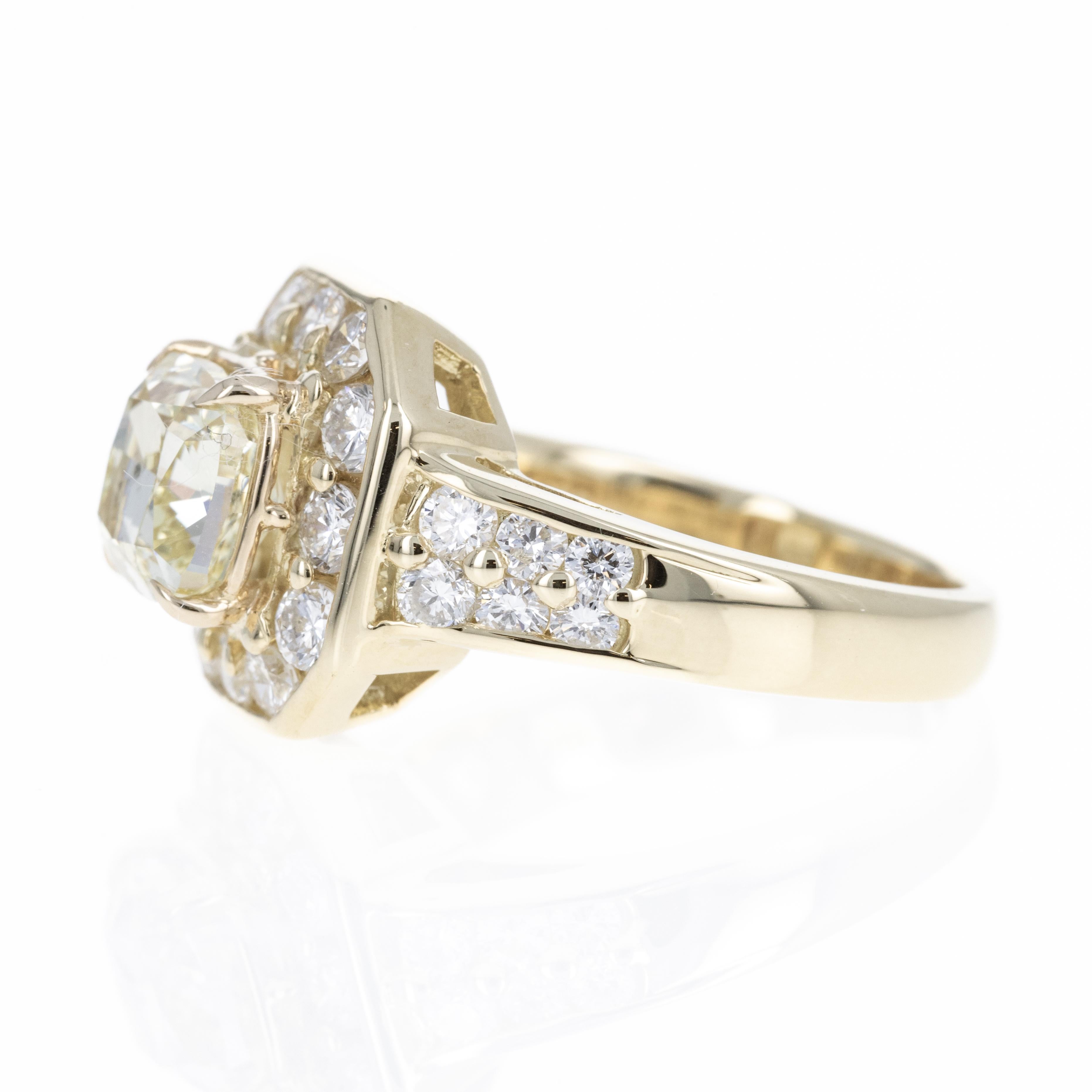Bague halo fantaisie en or jaune 18 carats avec diamant jaune coussin de 2,10 carats Pour femmes en vente