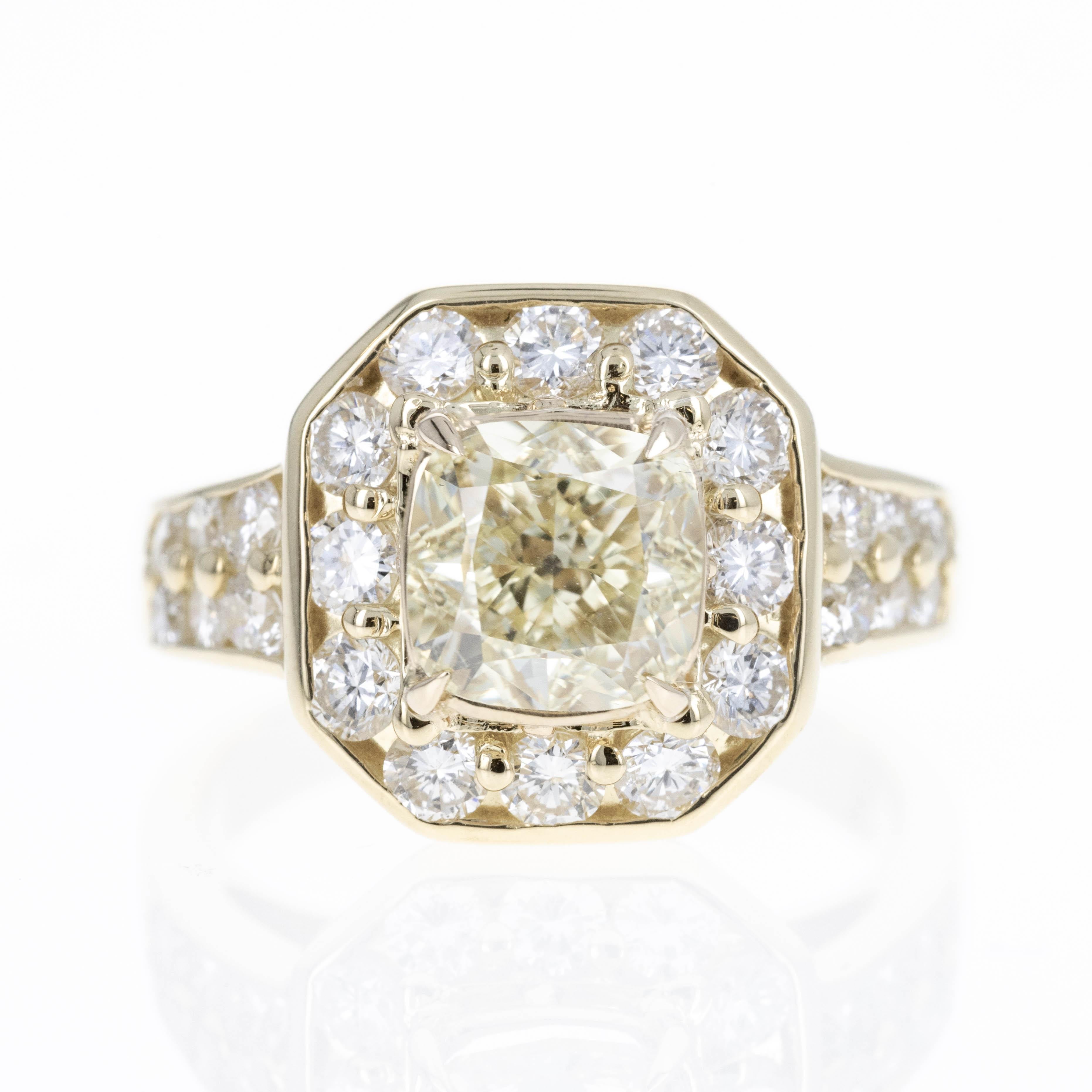 Bague halo fantaisie en or jaune 18 carats avec diamant jaune coussin de 2,10 carats en vente 1