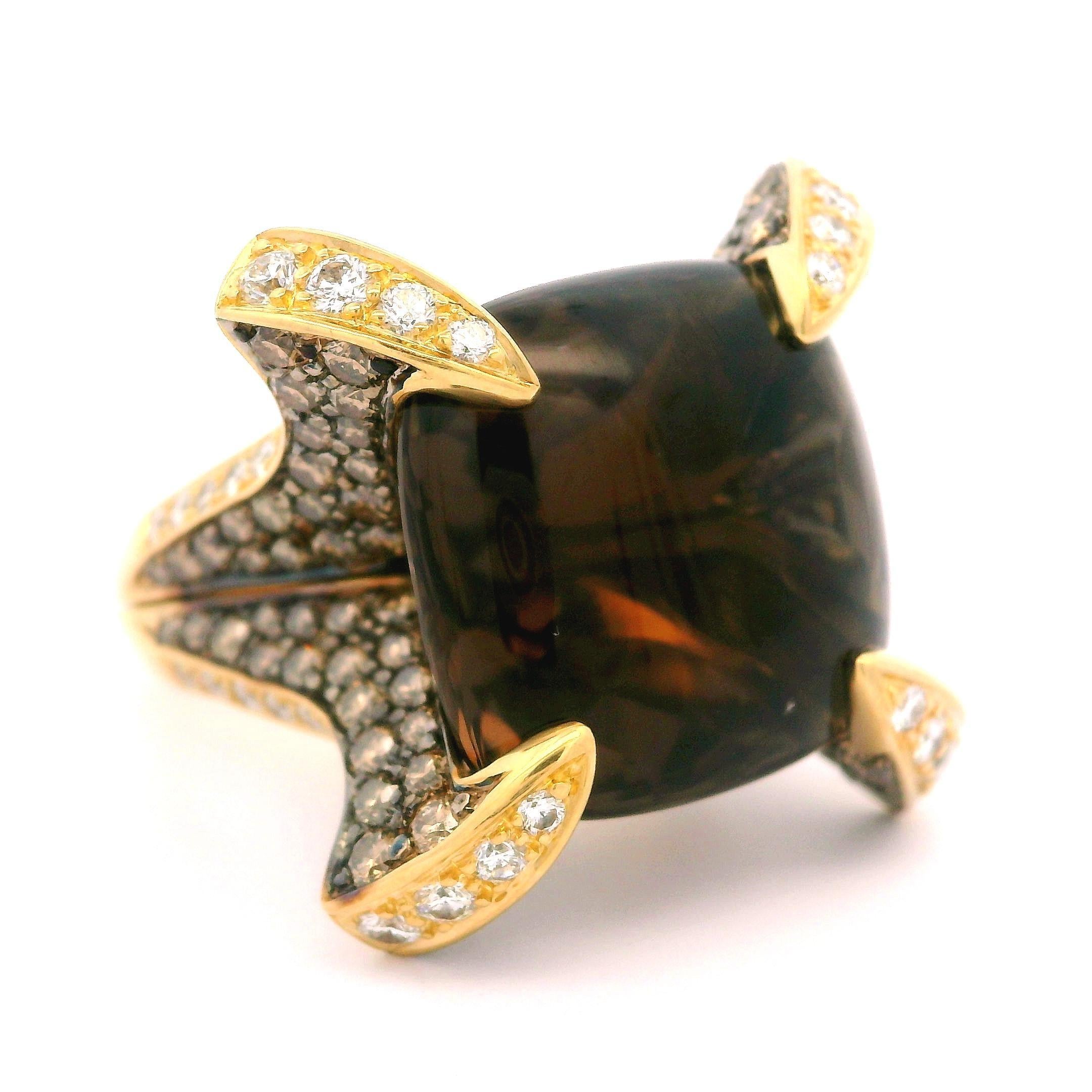 Anello in oro giallo 18k con quarzo fumé cabochon e diamanti colorati da 21 carati in vendita 5