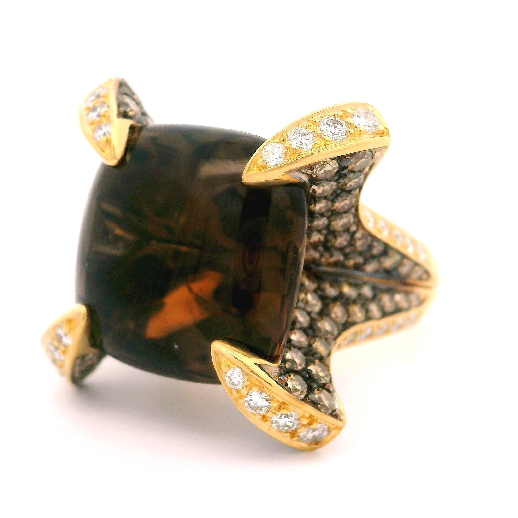 Anello in oro giallo 18k con quarzo fumé cabochon e diamanti colorati da 21 carati in vendita 6