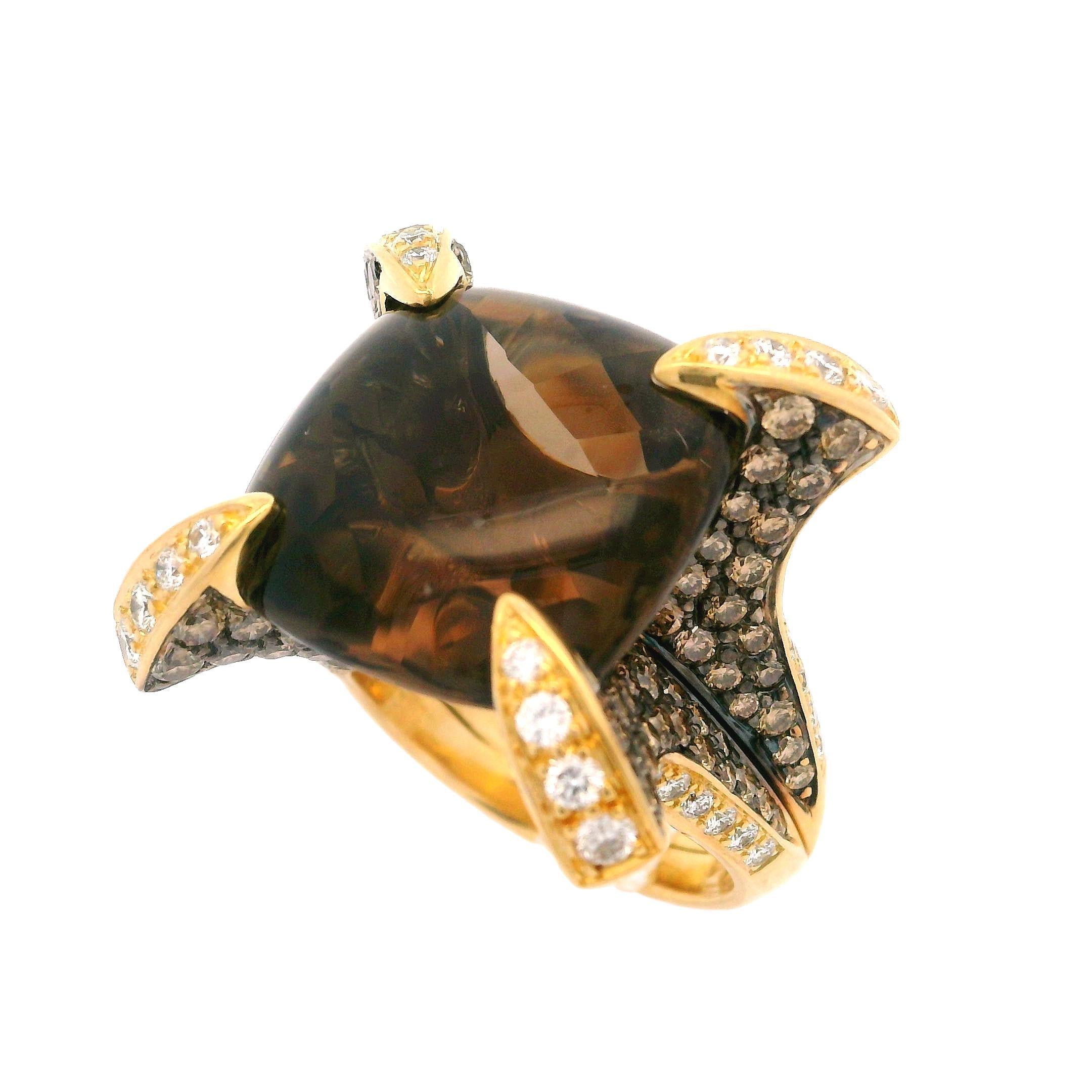 -- A. Stone...
1 Quarzo fumé naturale autentico - taglio cabochon a cuscino - incastonato - colore marrone fumé - grande - 16,5x16,5mm - 18+ct circa.
176 diamanti naturali autentici - taglio rotondo a brillante - incastonati - purezza VS1/VS2 con