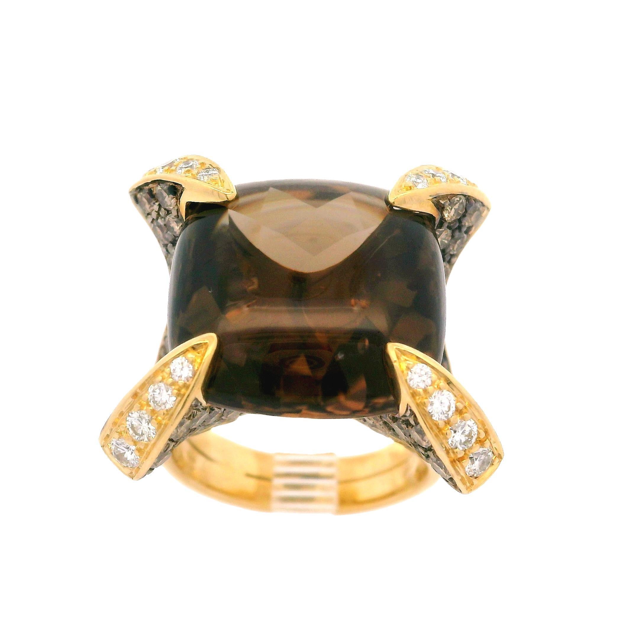 Anello in oro giallo 18k con quarzo fumé cabochon e diamanti colorati da 21 carati in vendita 2