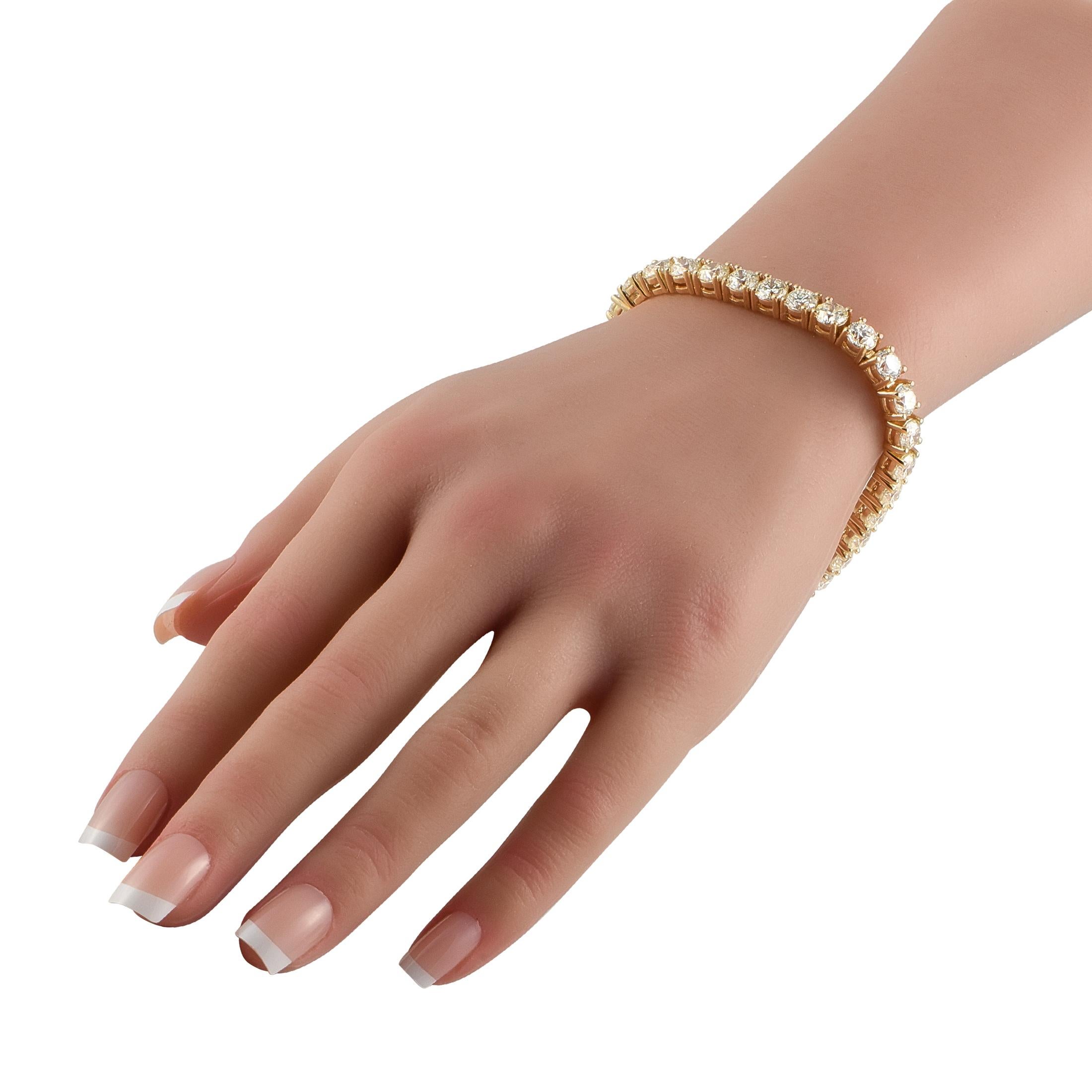 Esta impresionante pulsera de tenis nunca pasará de moda. Cubierto de una serie de brillantes diamantes de talla redonda que suman un total de 22,31 quilates, este accesorio atemporal añadirá al instante un toque de lujo a cualquier ocasión.