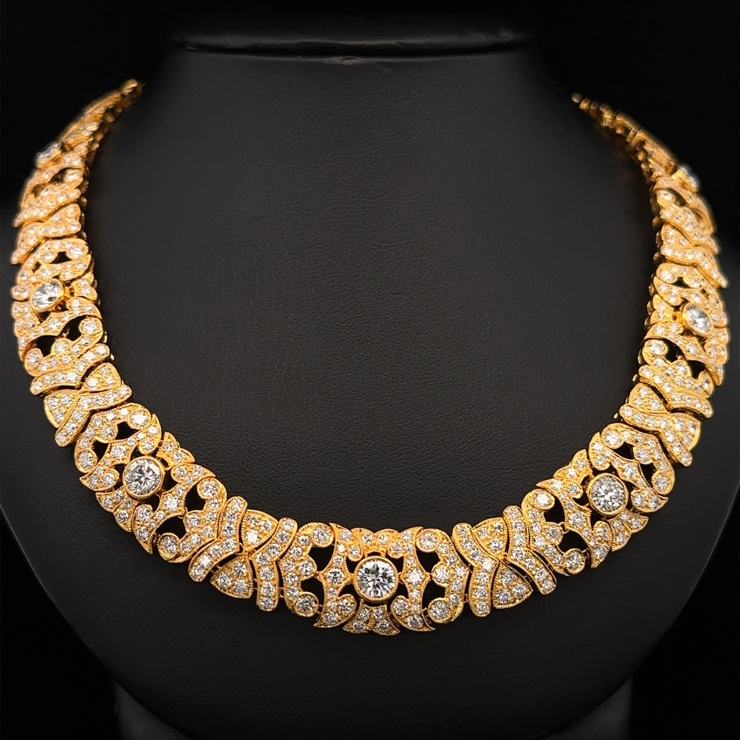 Collier en or jaune 18 carats 22.38ctw VVS F Diamond Covered Statement Necklace en vente 5