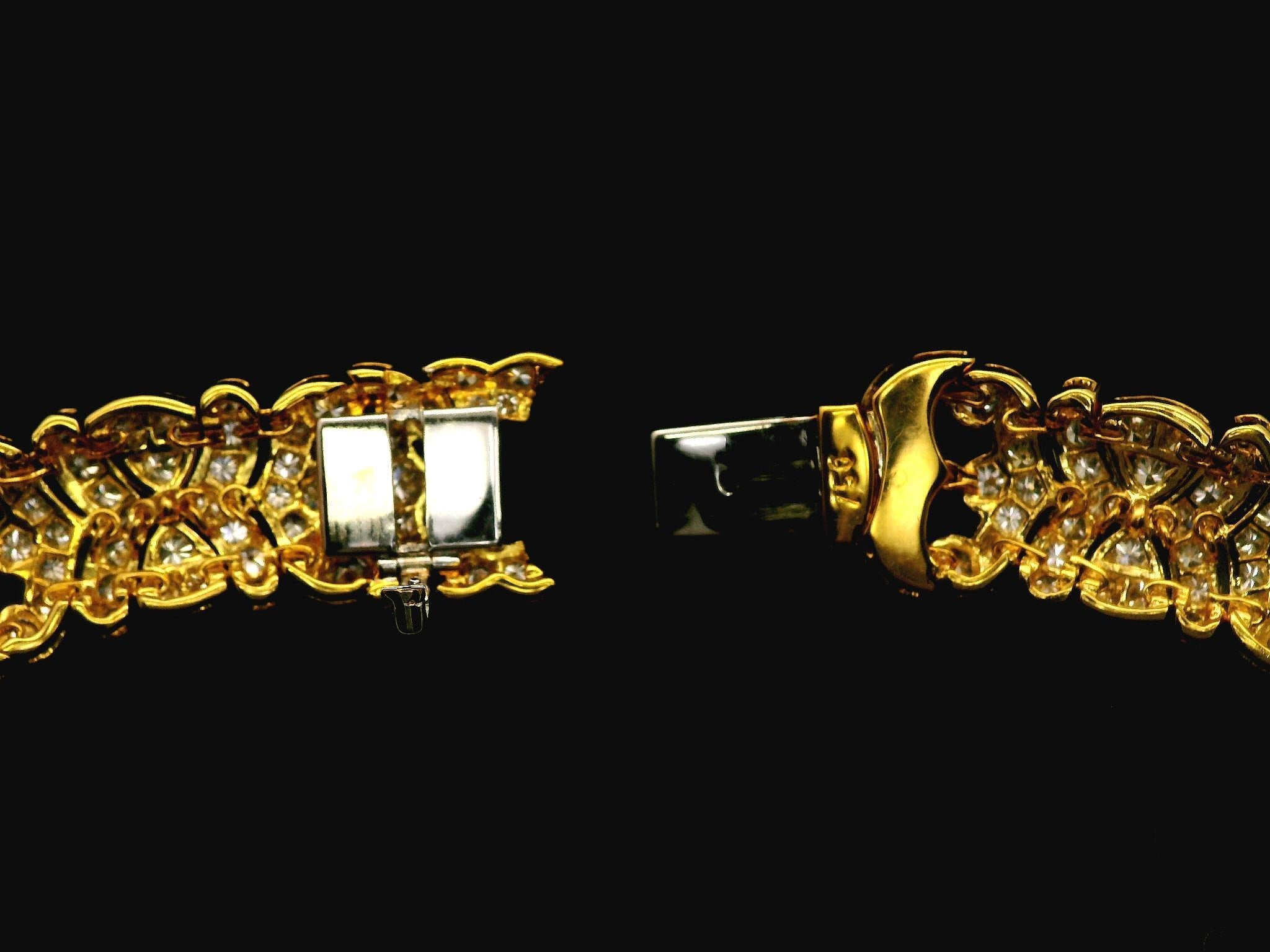 Collier en or jaune 18 carats 22.38ctw VVS F Diamond Covered Statement Necklace en vente 1