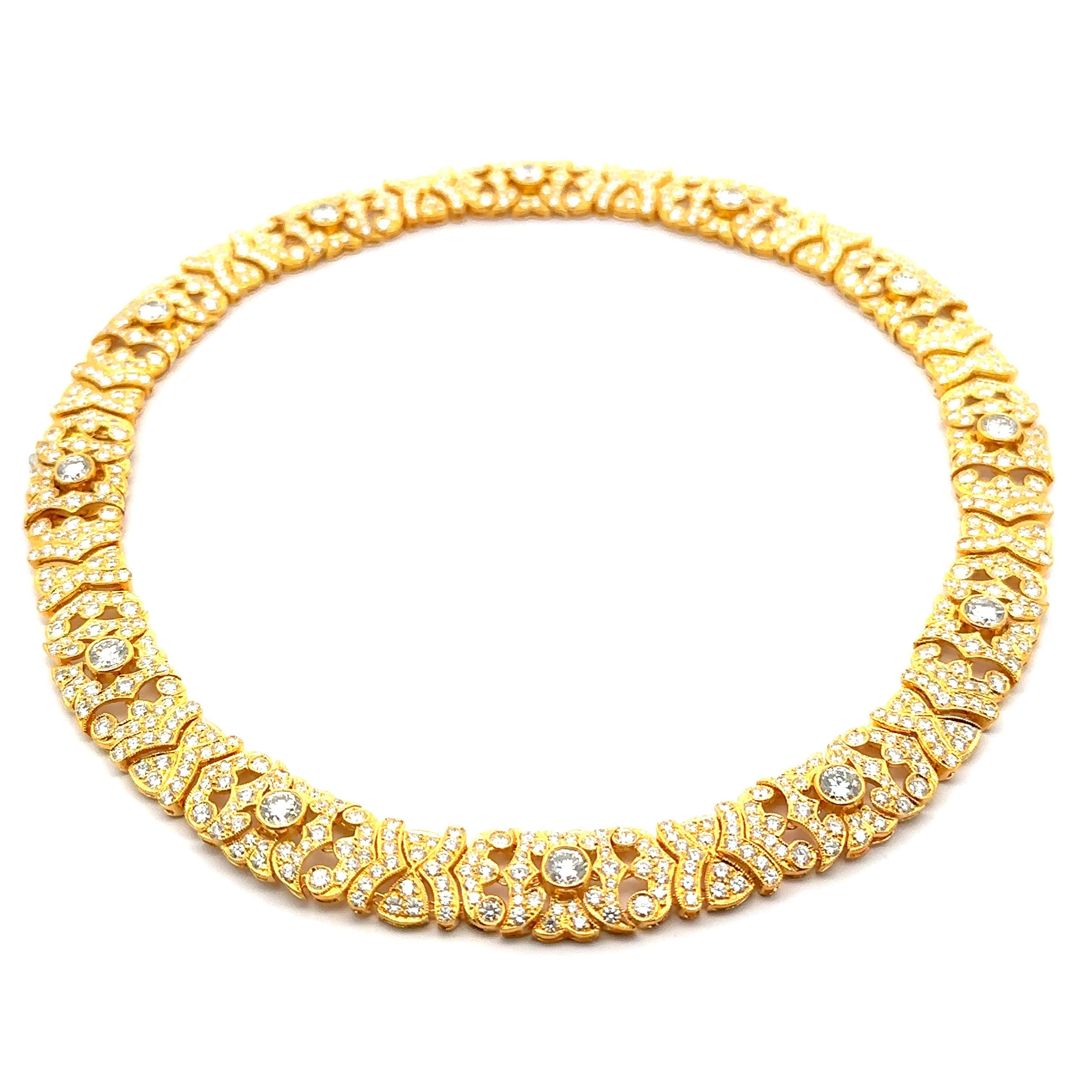 Collier en or jaune 18 carats 22.38ctw VVS F Diamond Covered Statement Necklace en vente 3