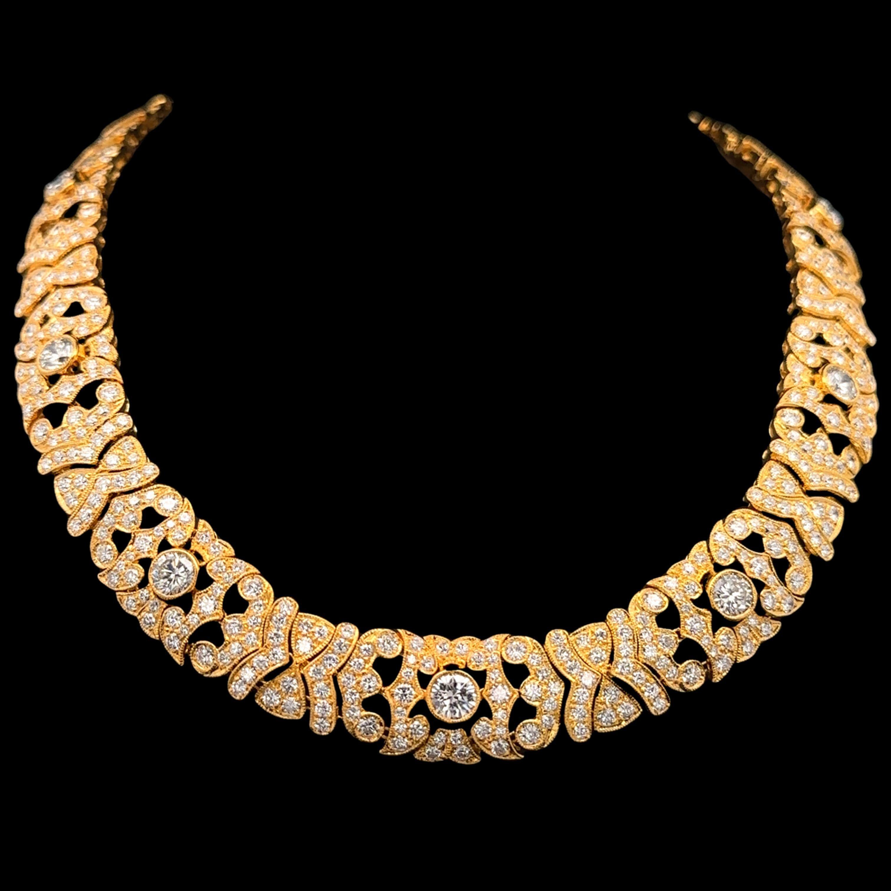 Collier en or jaune 18 carats 22.38ctw VVS F Diamond Covered Statement Necklace en vente 4