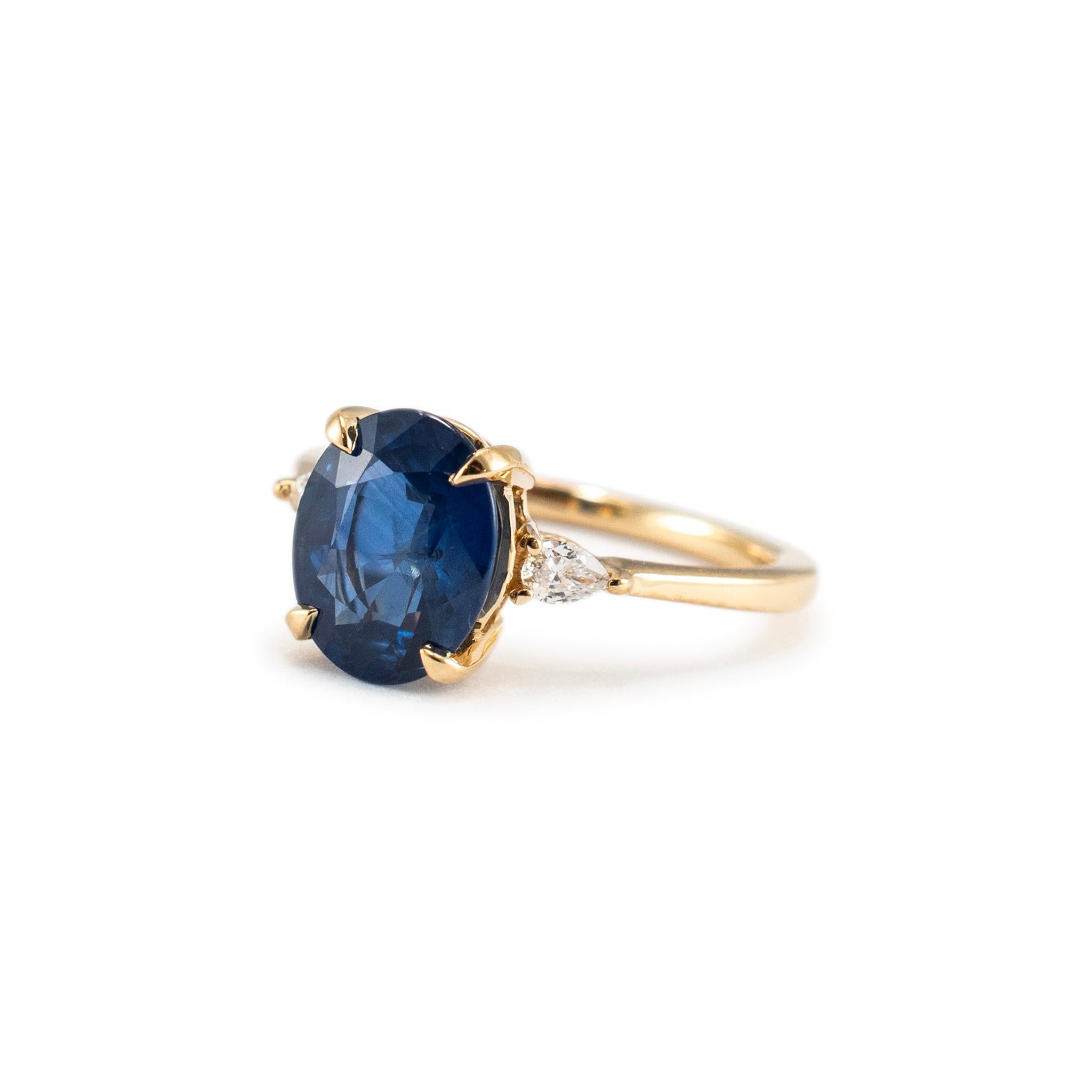 Oval Cut 18K Yellow Gold 2.25ct Oval Sapphire Three Stone Pear Diamond Cocktail Ring For Sale