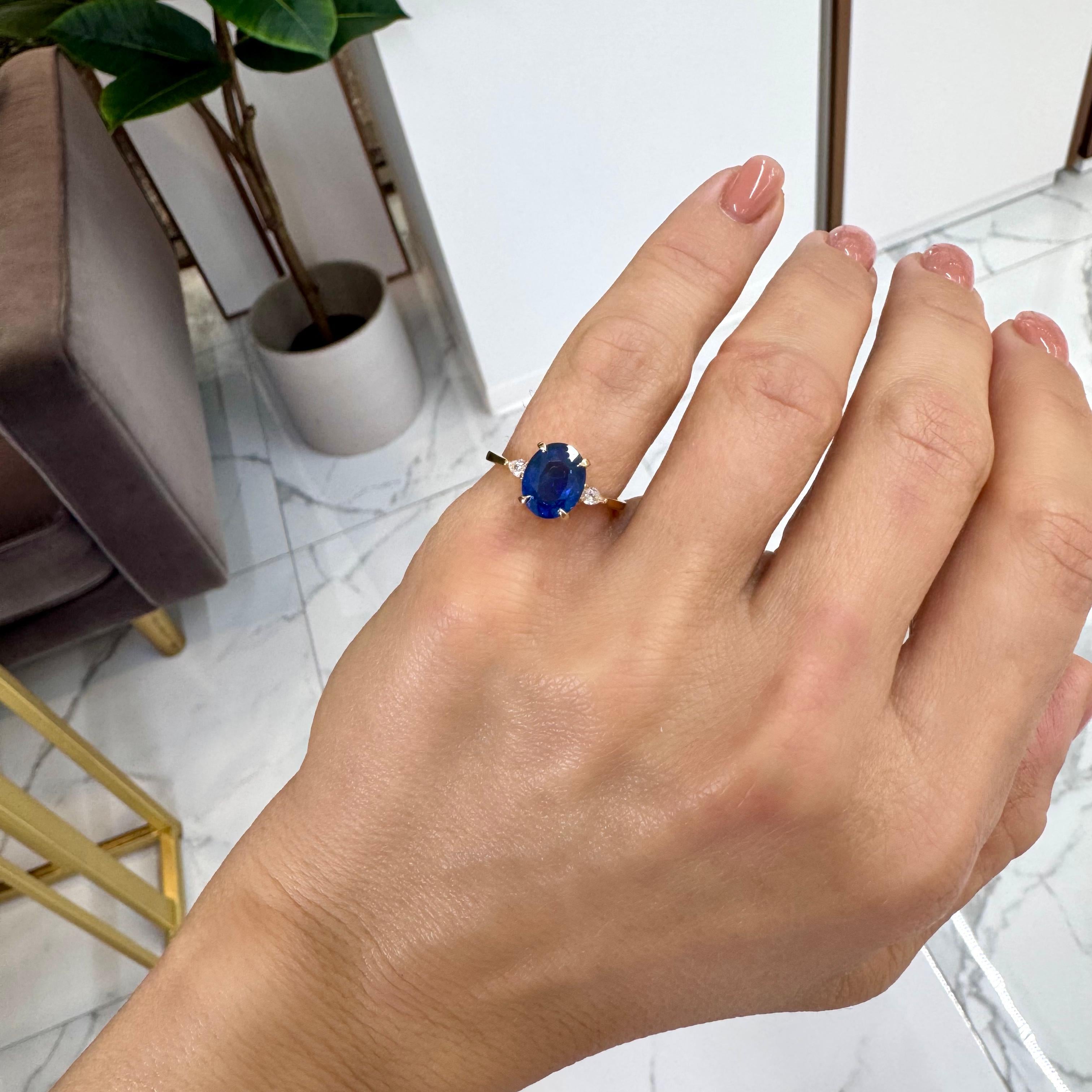 18K Yellow Gold 2.25ct Oval Sapphire Three Stone Pear Diamond Cocktail Ring For Sale 3