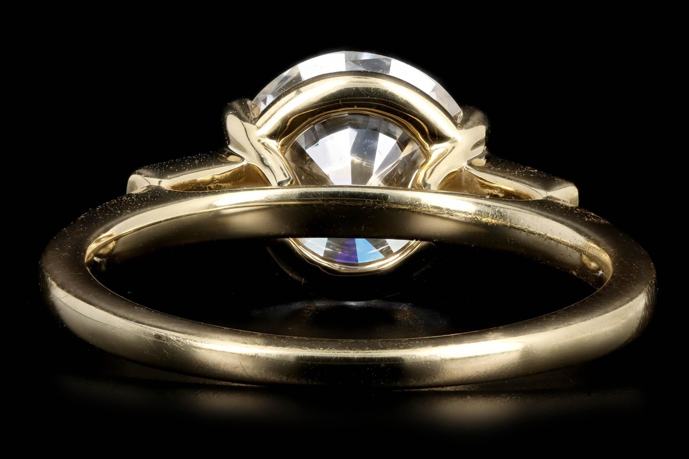 Taille ronde Bague de fiançailles en or jaune 18 carats avec 3 pierres baguettes et diamants ronds de 2,31 carats en vente