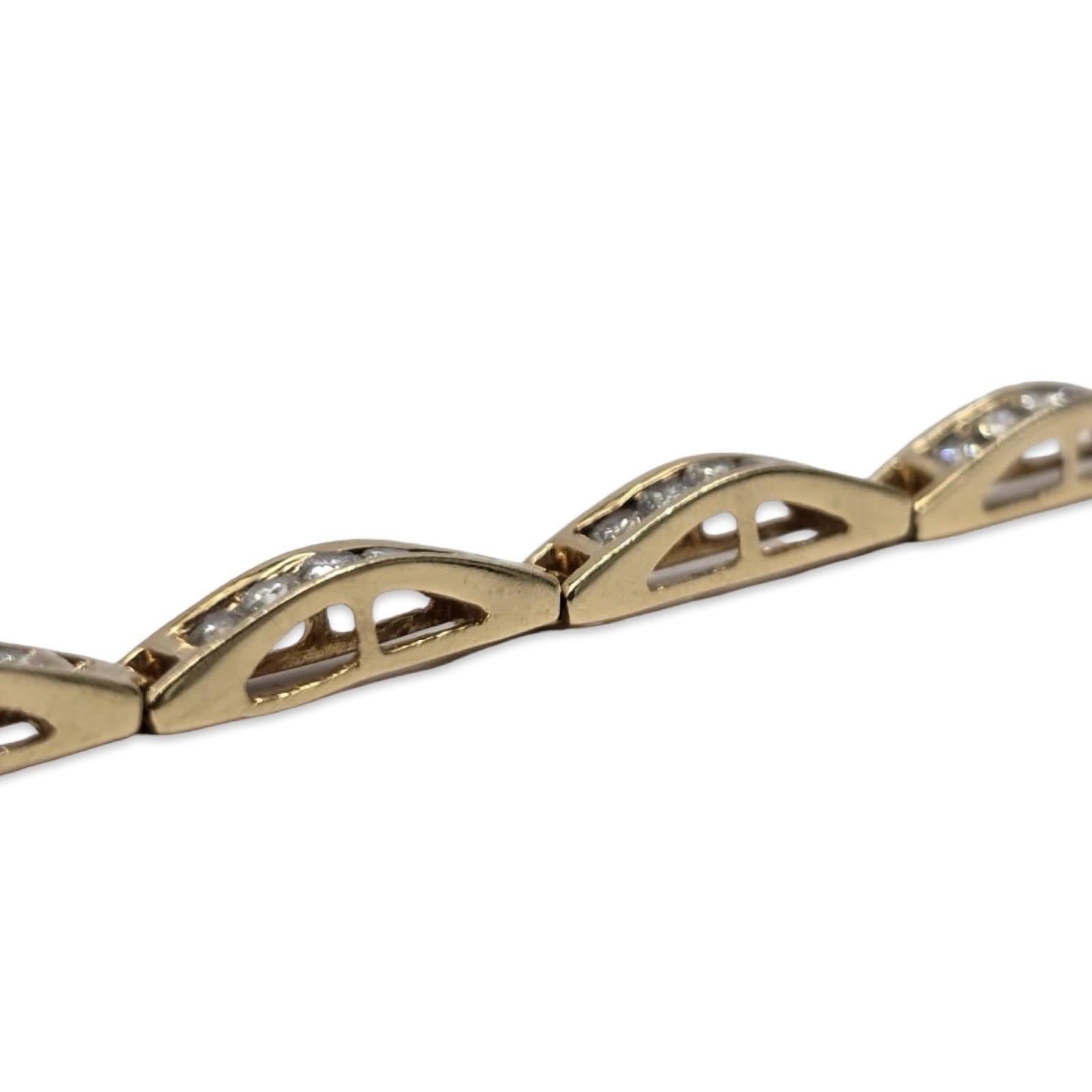 Ce bracelet élégant et de style architectural est réalisé en or jaune massif 18 carats et présente un poids total d'environ 2,40 carats de diamants ronds naturels de taille brillant. Le design épuré à maillons combine des éléments ajourés en forme