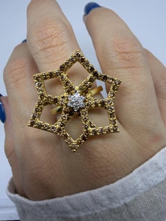 18K Yellow Gold 2.43 Carat Round Cut Brown and White Diamond Flower Ring