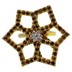 Anillo Flor Diamante Marrón y Blanco Oro Amarillo 18K 2,43 Quilates Corte Redondo